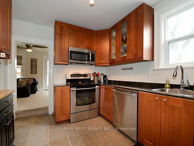 811 Coxwell Avenue Property Photo 5