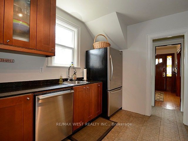 811 Coxwell Avenue Property Photo 6