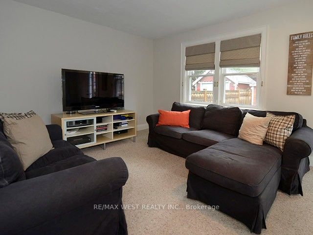 811 Coxwell Avenue Property Photo 8
