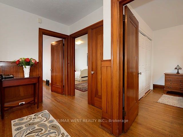 811 Coxwell Avenue Property Photo 9