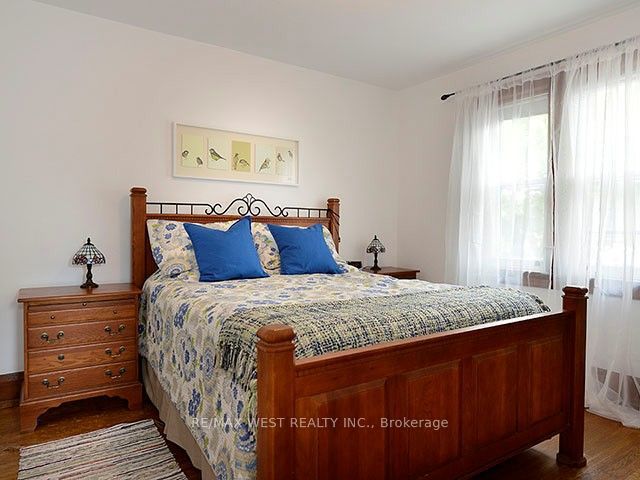 811 Coxwell Avenue Property Photo 10