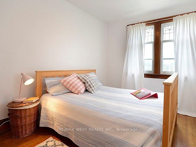 811 Coxwell Avenue Property Photo 11