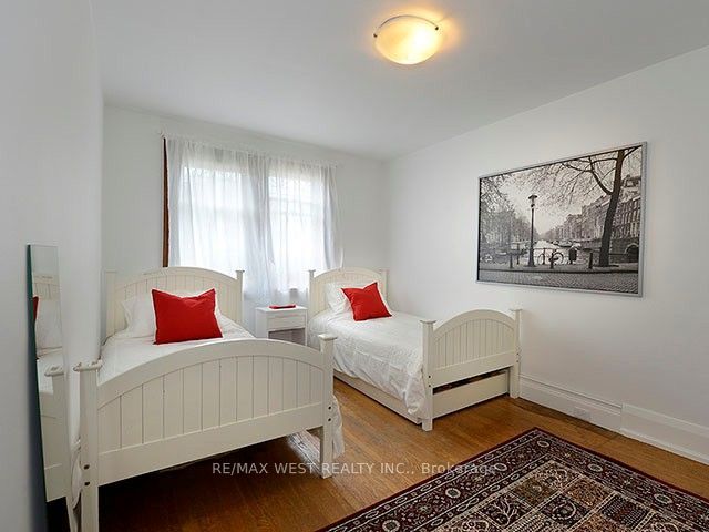 811 Coxwell Avenue Property Photo 12