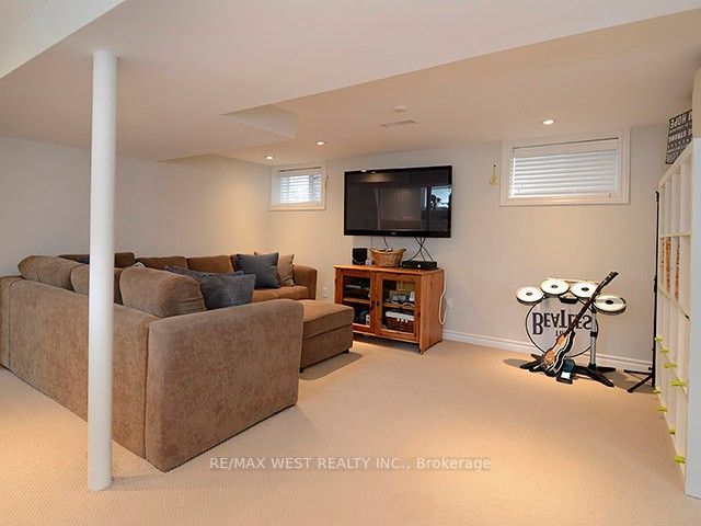 811 Coxwell Avenue Property Photo 13