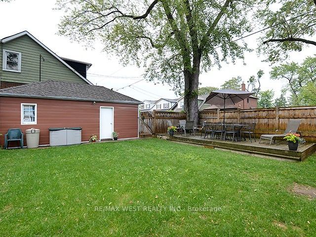 811 Coxwell Avenue Property Photo 15