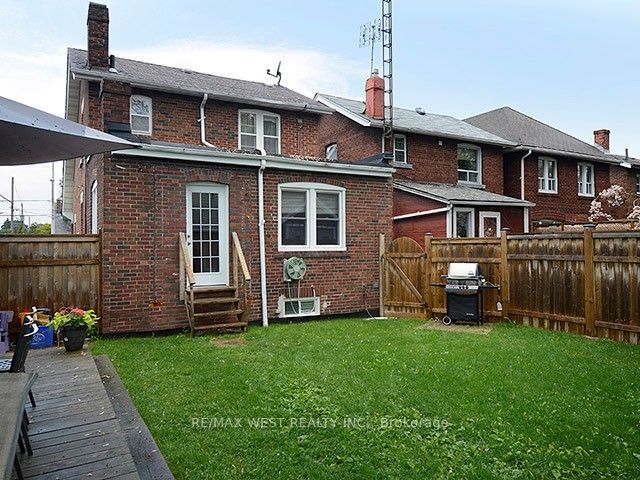 811 Coxwell Avenue Property Photo 16