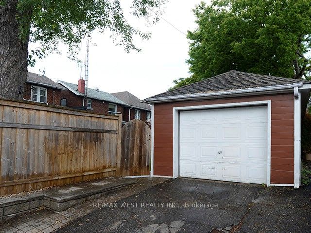 811 Coxwell Avenue Property Photo 17