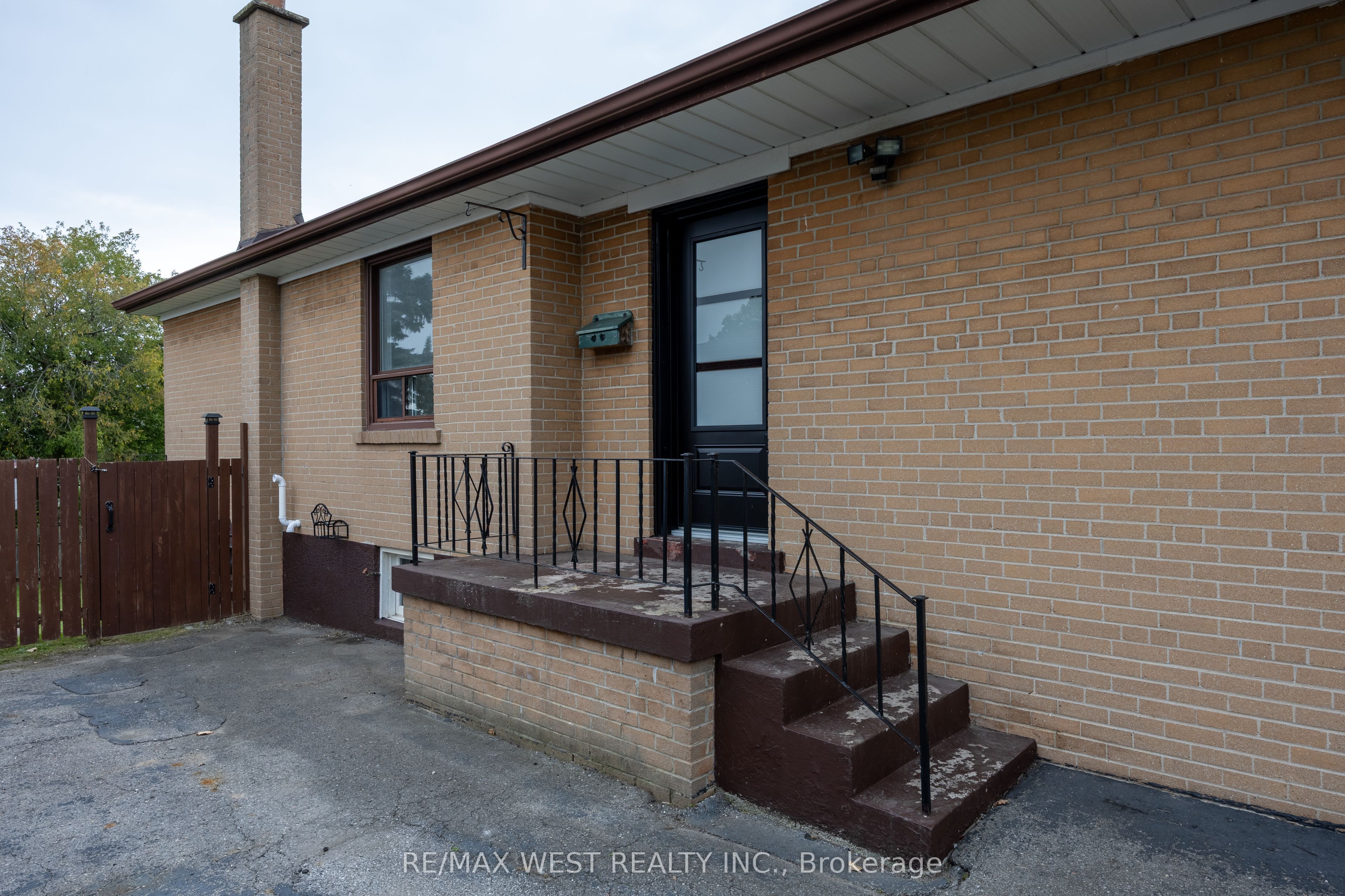 1331 Sharbot Street Property Photo 3