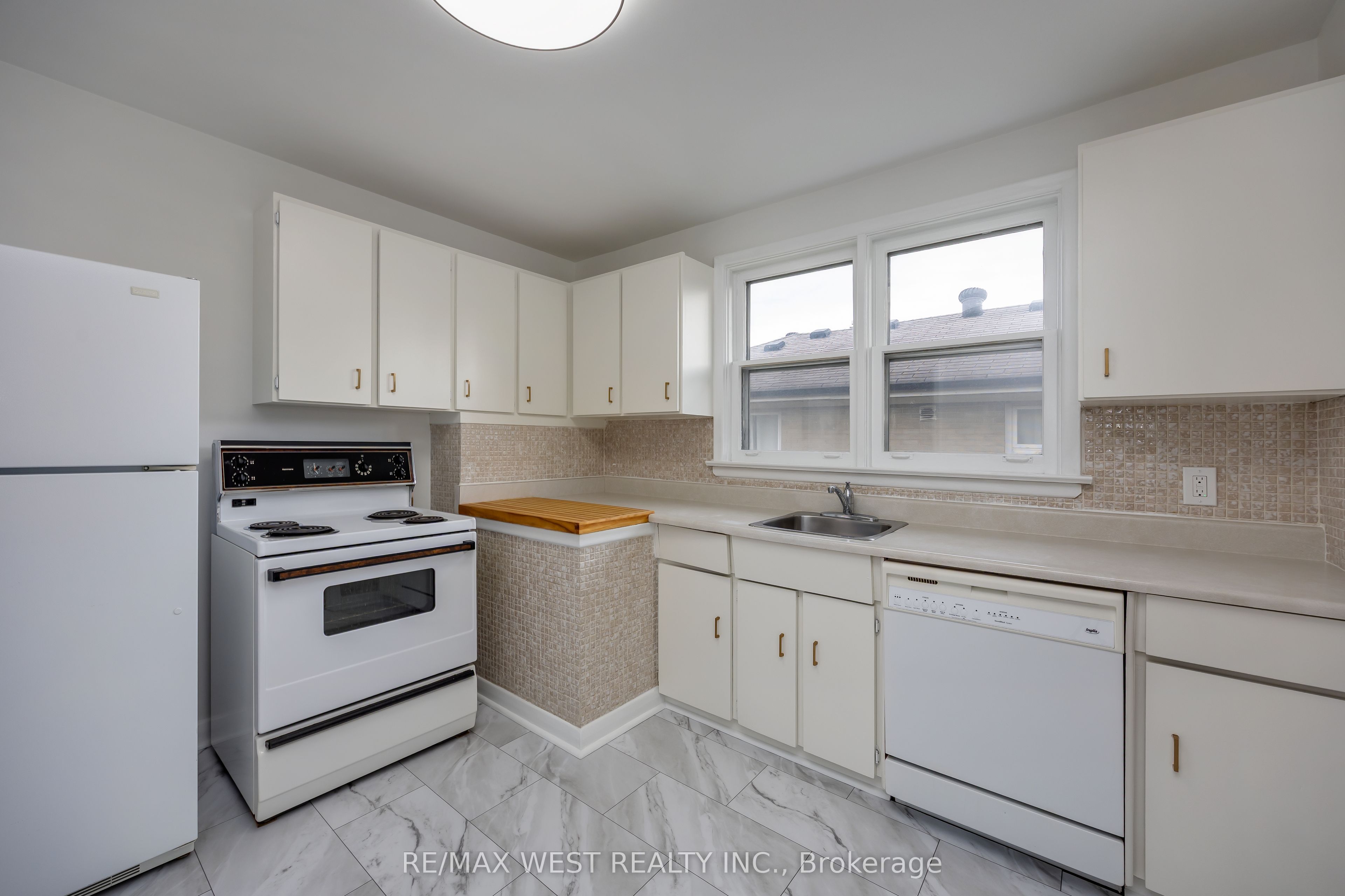 1331 Sharbot Street Property Photo 9