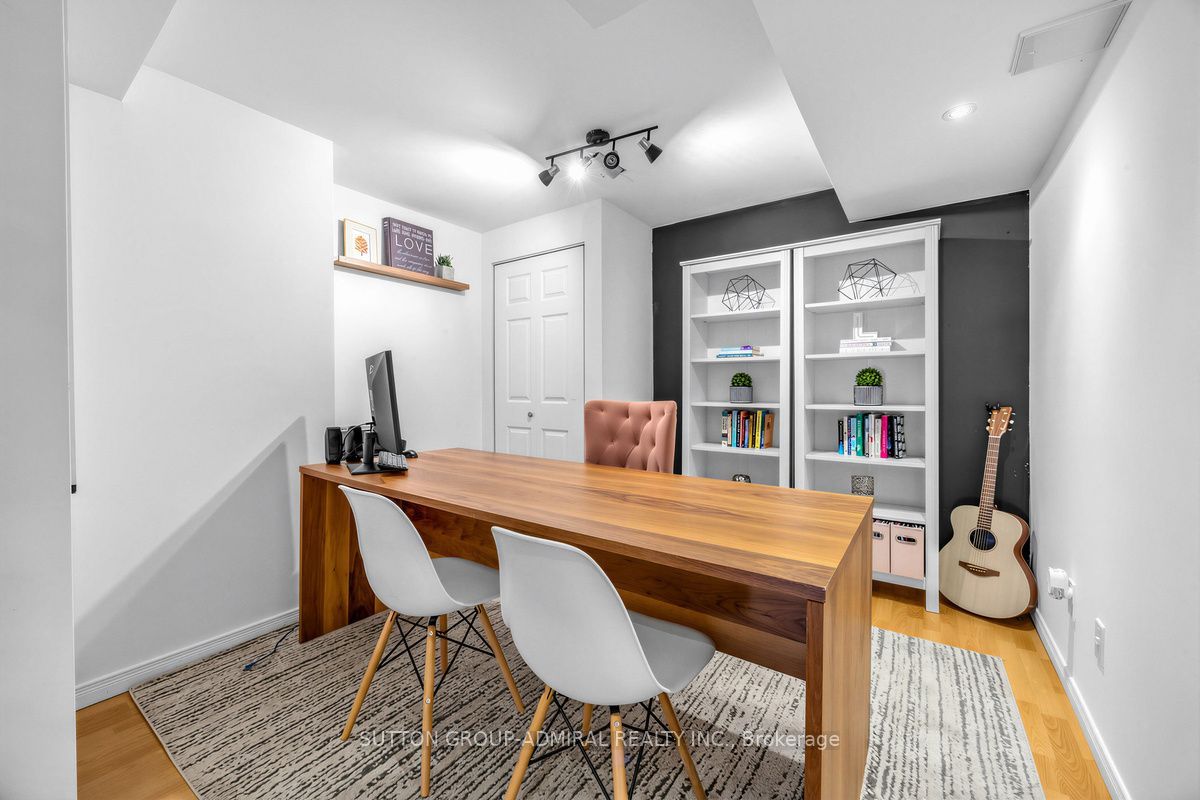 12 Sherrington Drive W Property Photo 28