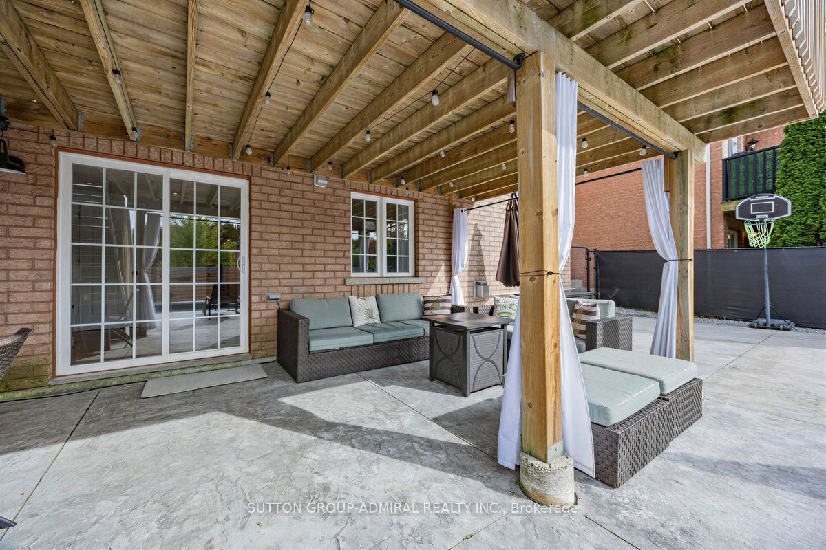 12 Sherrington Drive W Property Photo 29