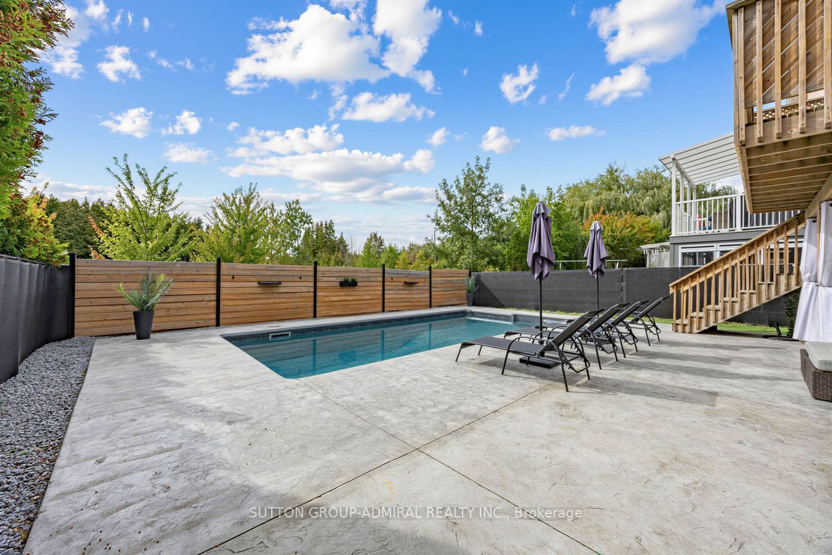 12 Sherrington Drive W Property Photo 32