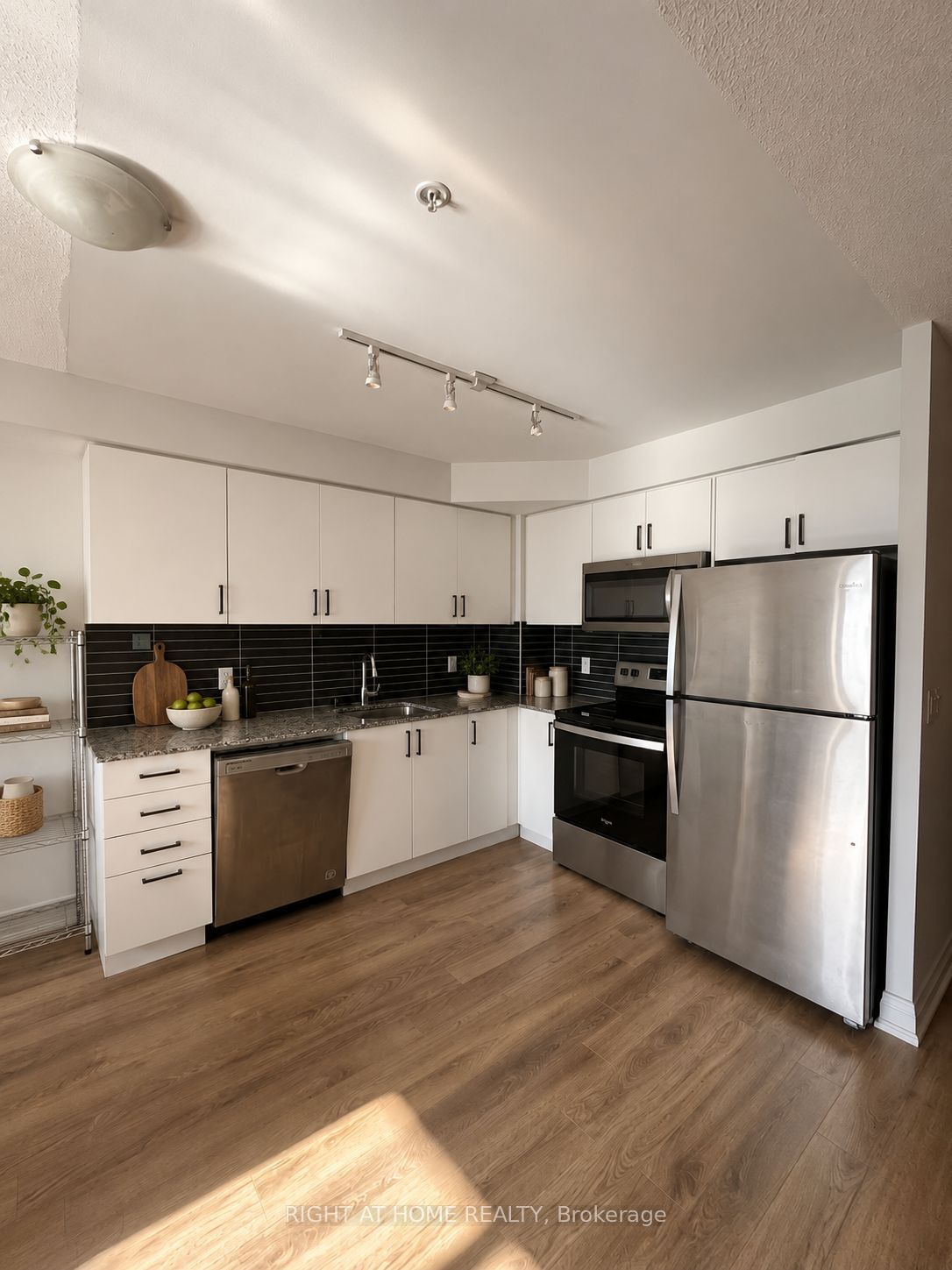 20 Meadowglen Place 1607 Property Photo 2