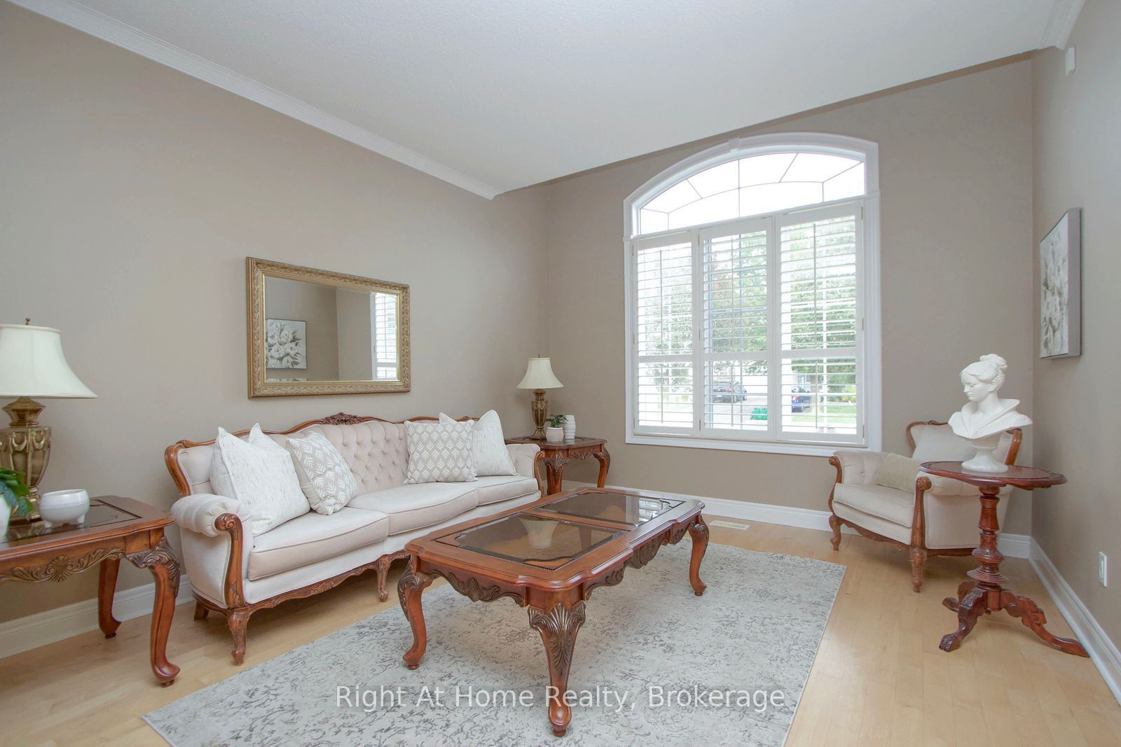 2096 Stornoway Street Property Photo 6