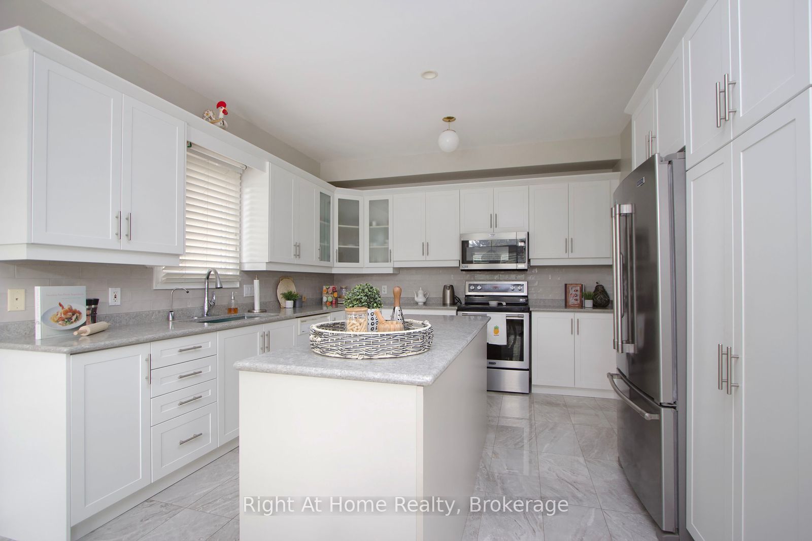 2096 Stornoway Street Property Photo 14