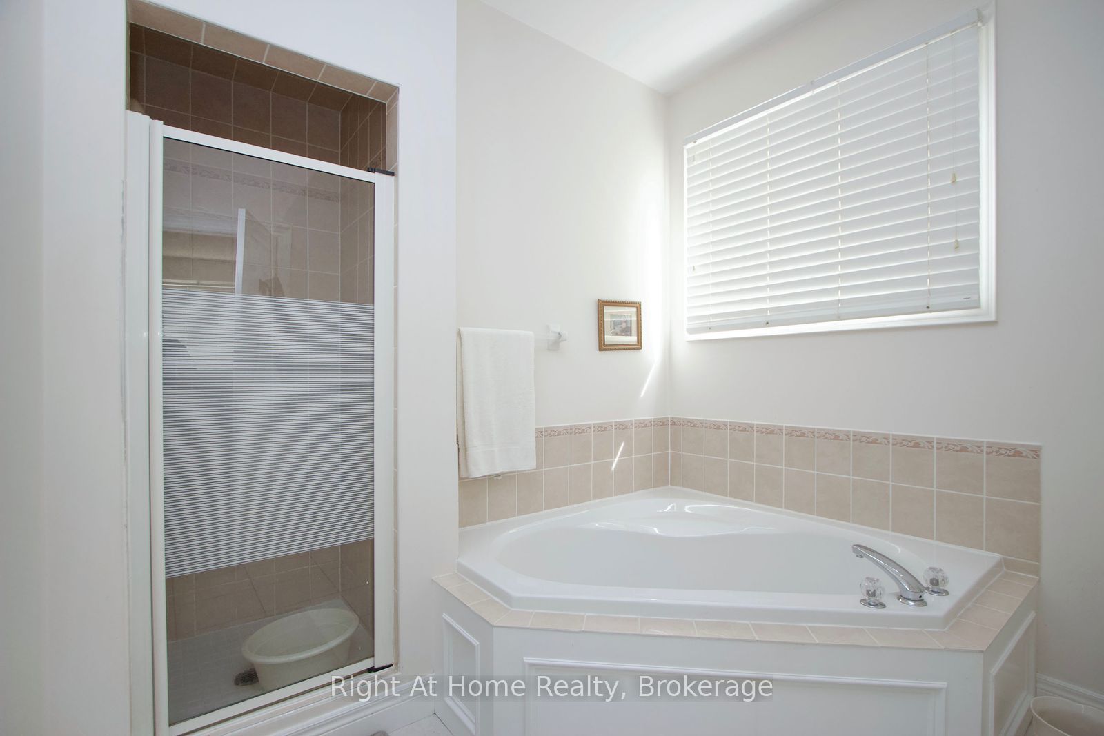 2096 Stornoway Street Property Photo 20