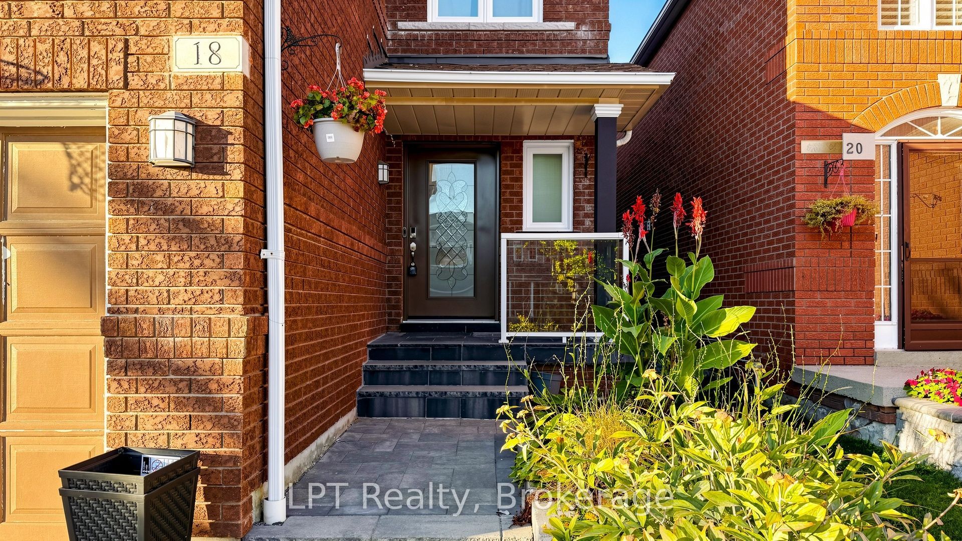 18 Tawn Crescent S Property Photo 2