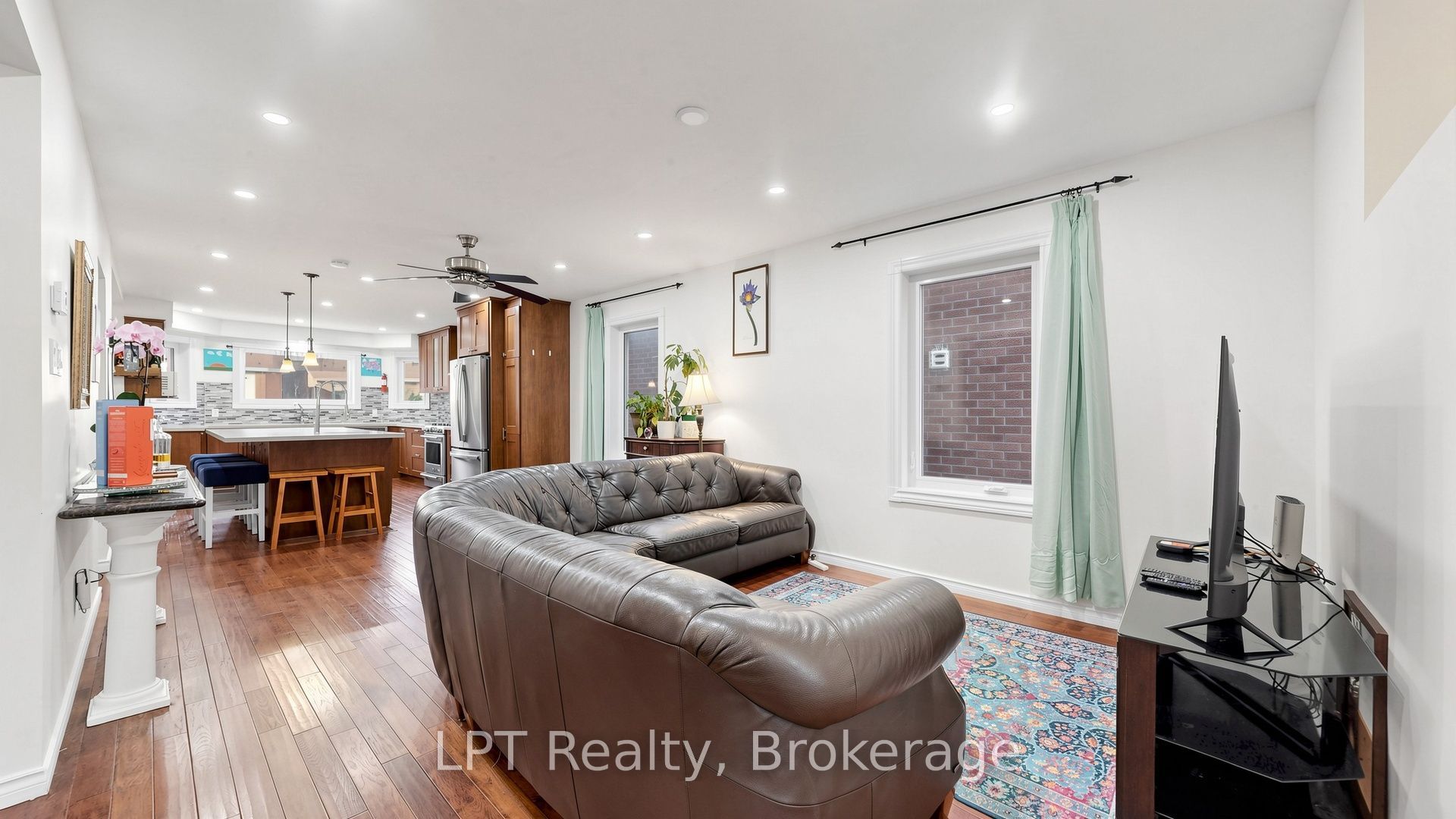 18 Tawn Crescent S Property Photo 4