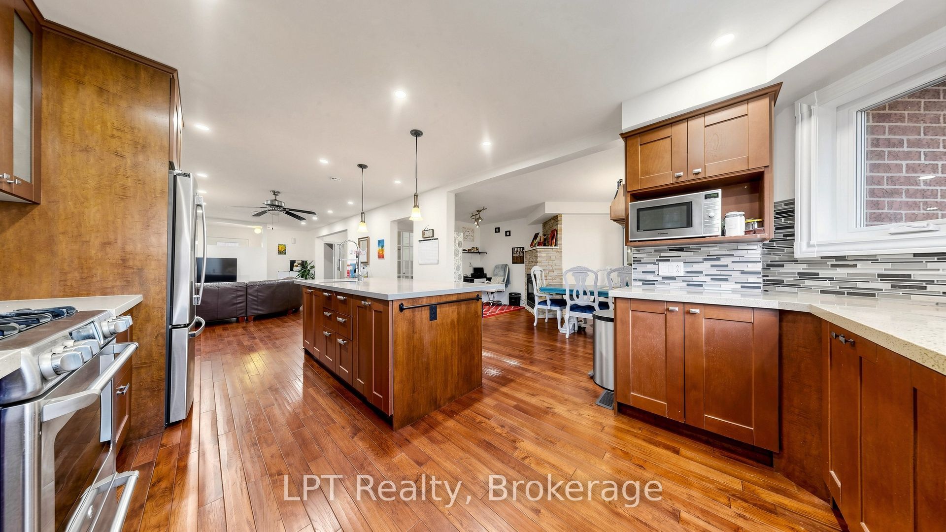 18 Tawn Crescent S Property Photo 8