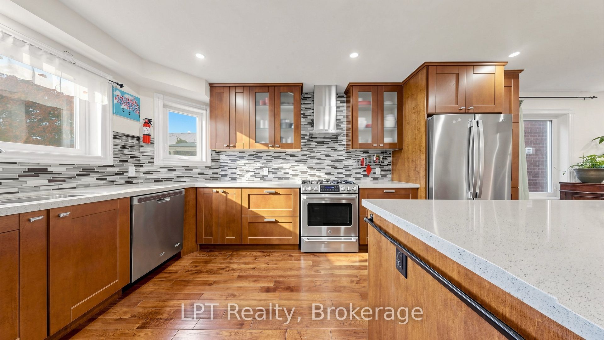 18 Tawn Crescent S Property Photo 9