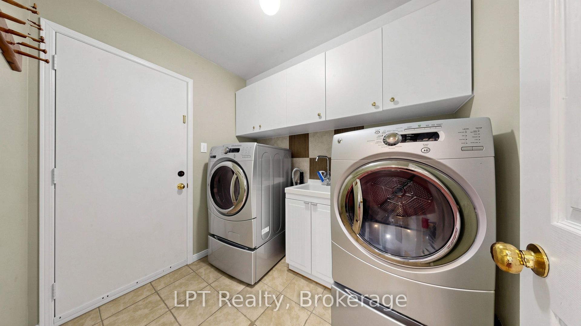 18 Tawn Crescent S Property Photo 13