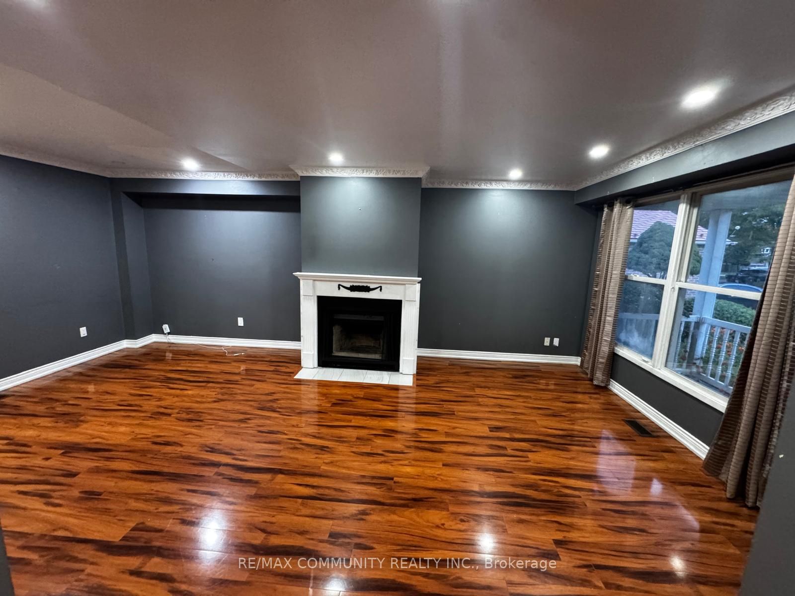 56 Overlord Crescent Upper Property Photo 2