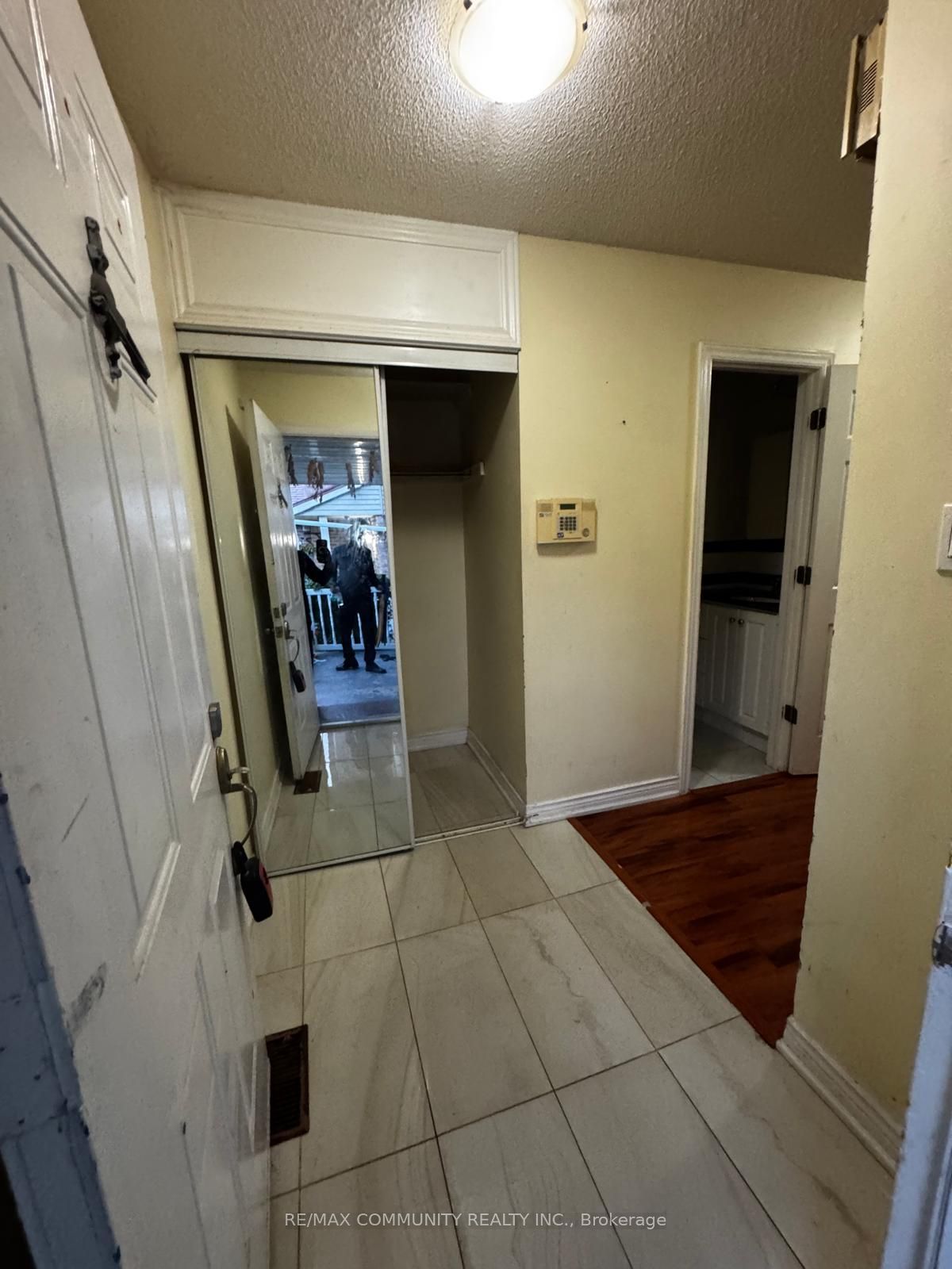 56 Overlord Crescent Upper Property Photo 6