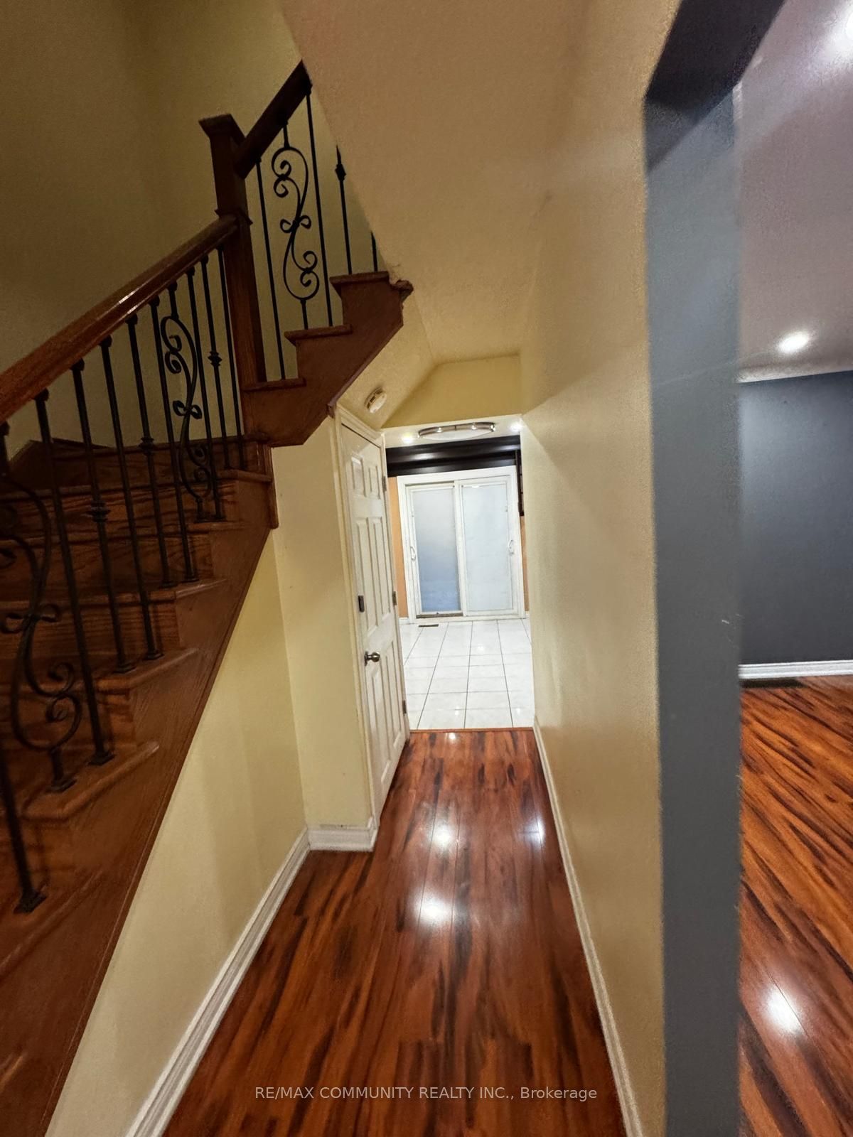 56 Overlord Crescent Upper Property Photo 7