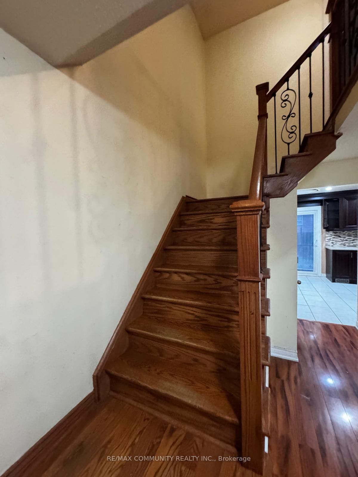 56 Overlord Crescent Upper Property Photo 8
