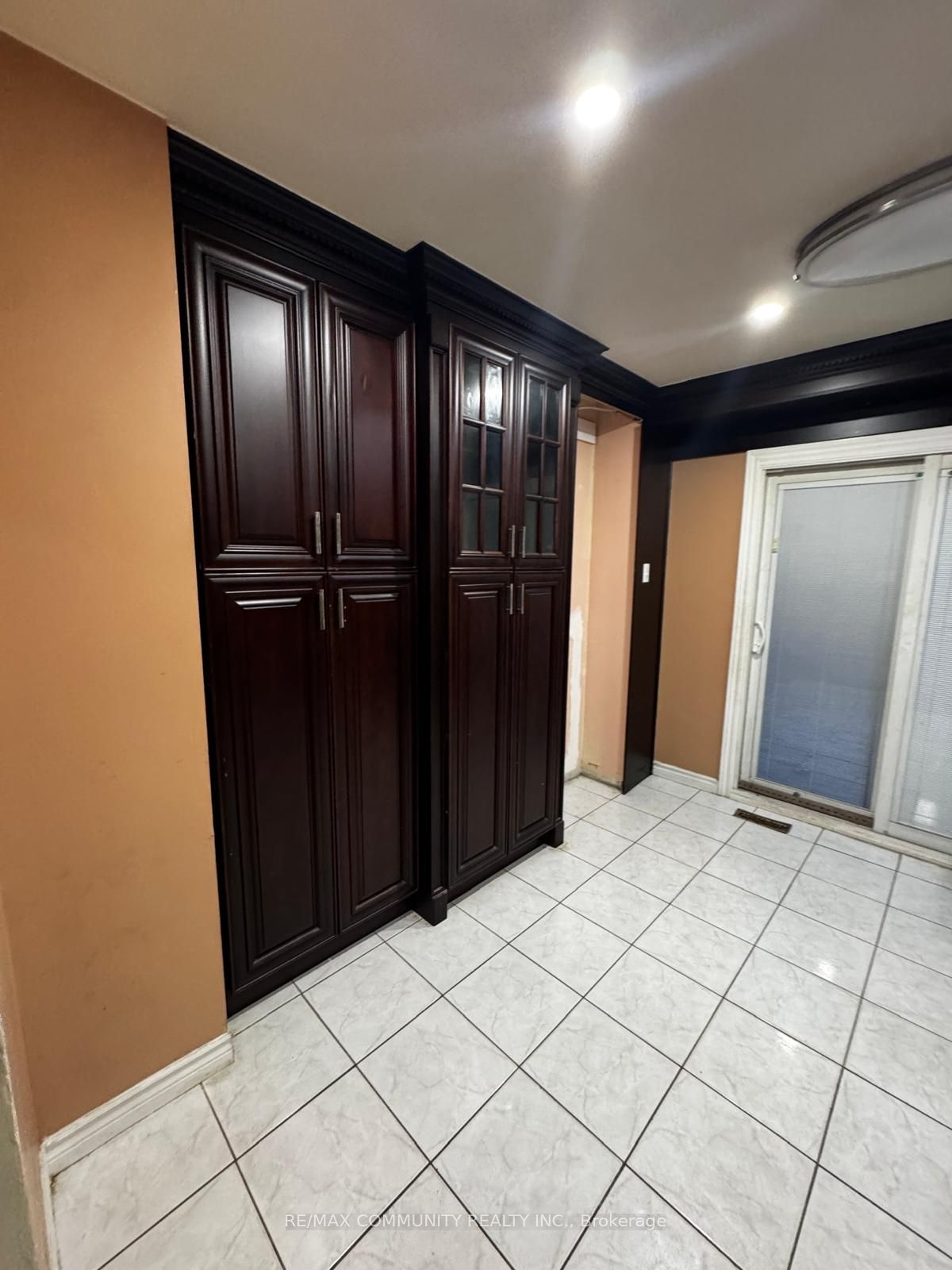 56 Overlord Crescent Upper Property Photo 12