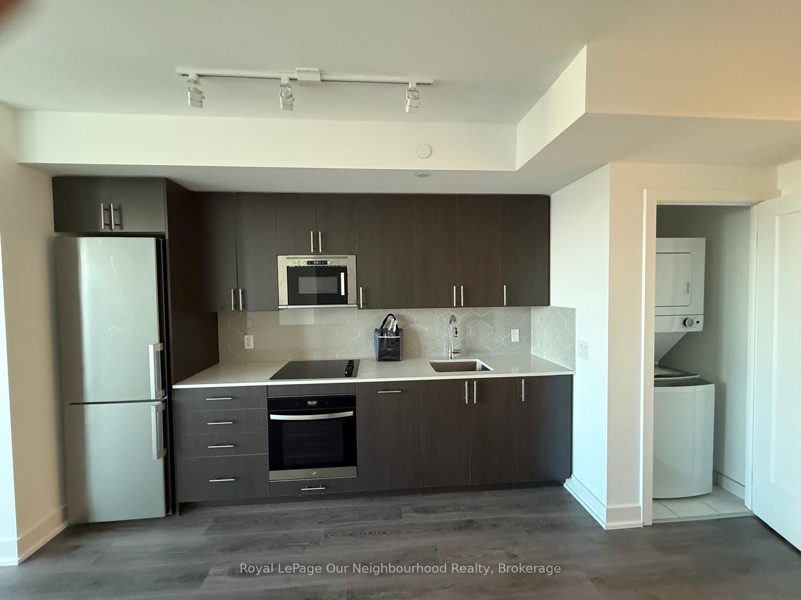 2545 N Simcoe Street N 1415 Property Photo 1