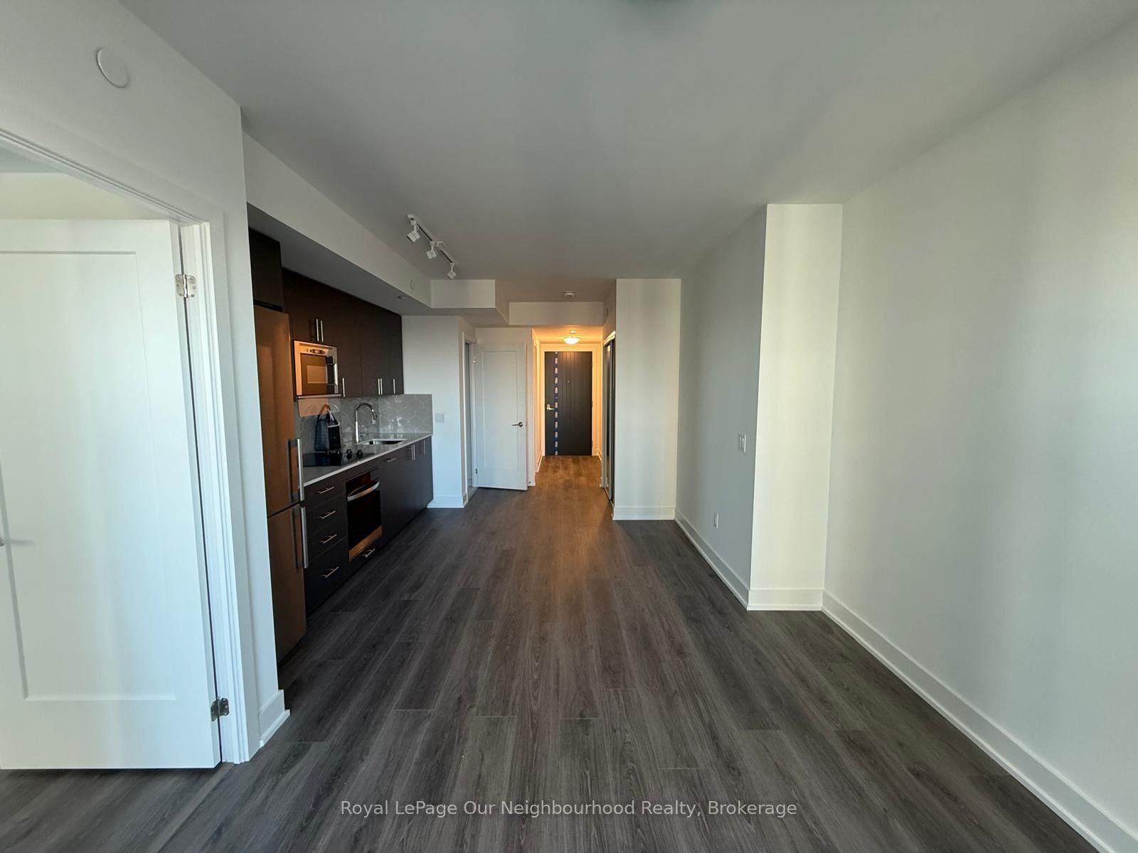 2545 N Simcoe Street N 1415 Property Photo 3