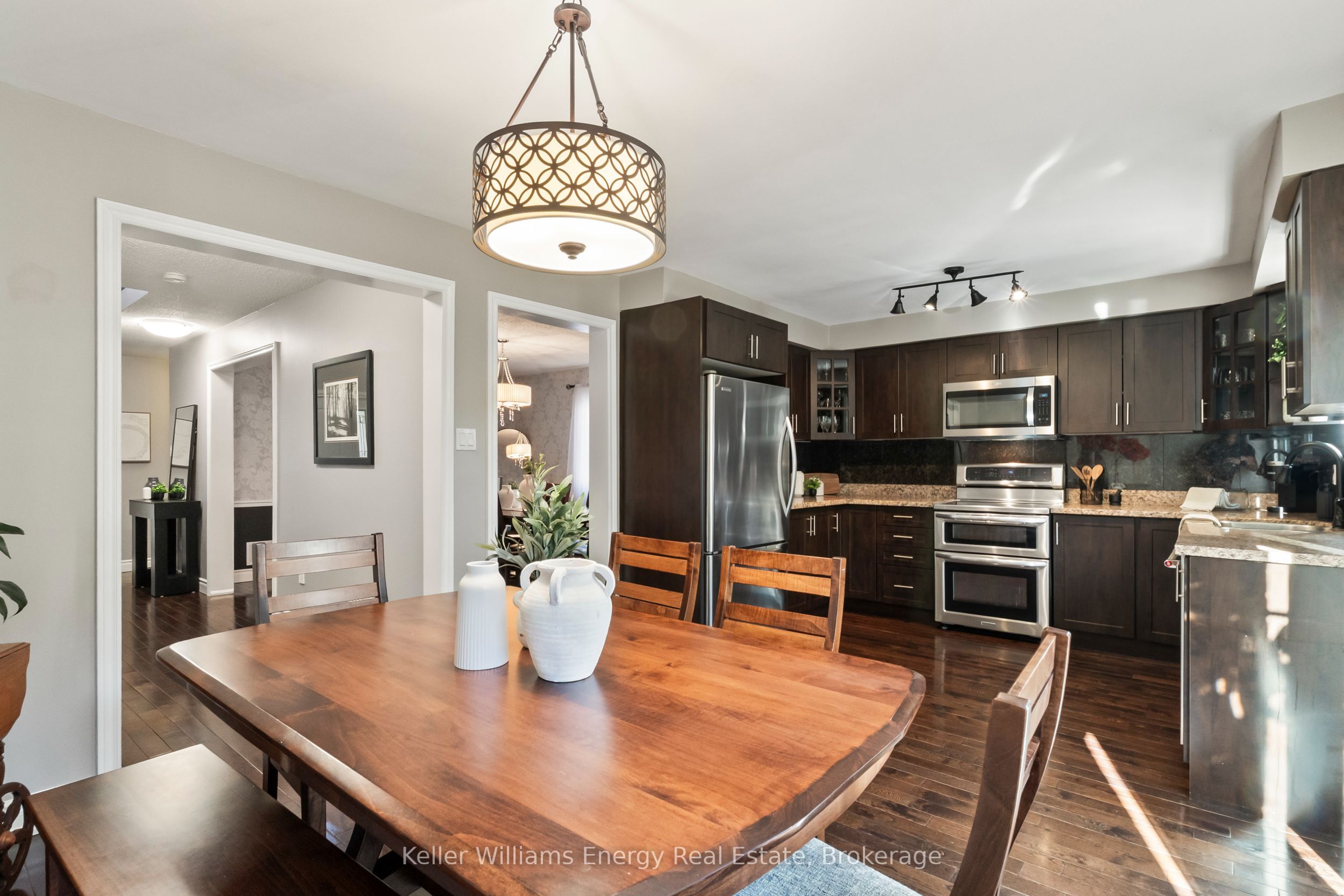 523 Palmtree Crescent Property Photo 2