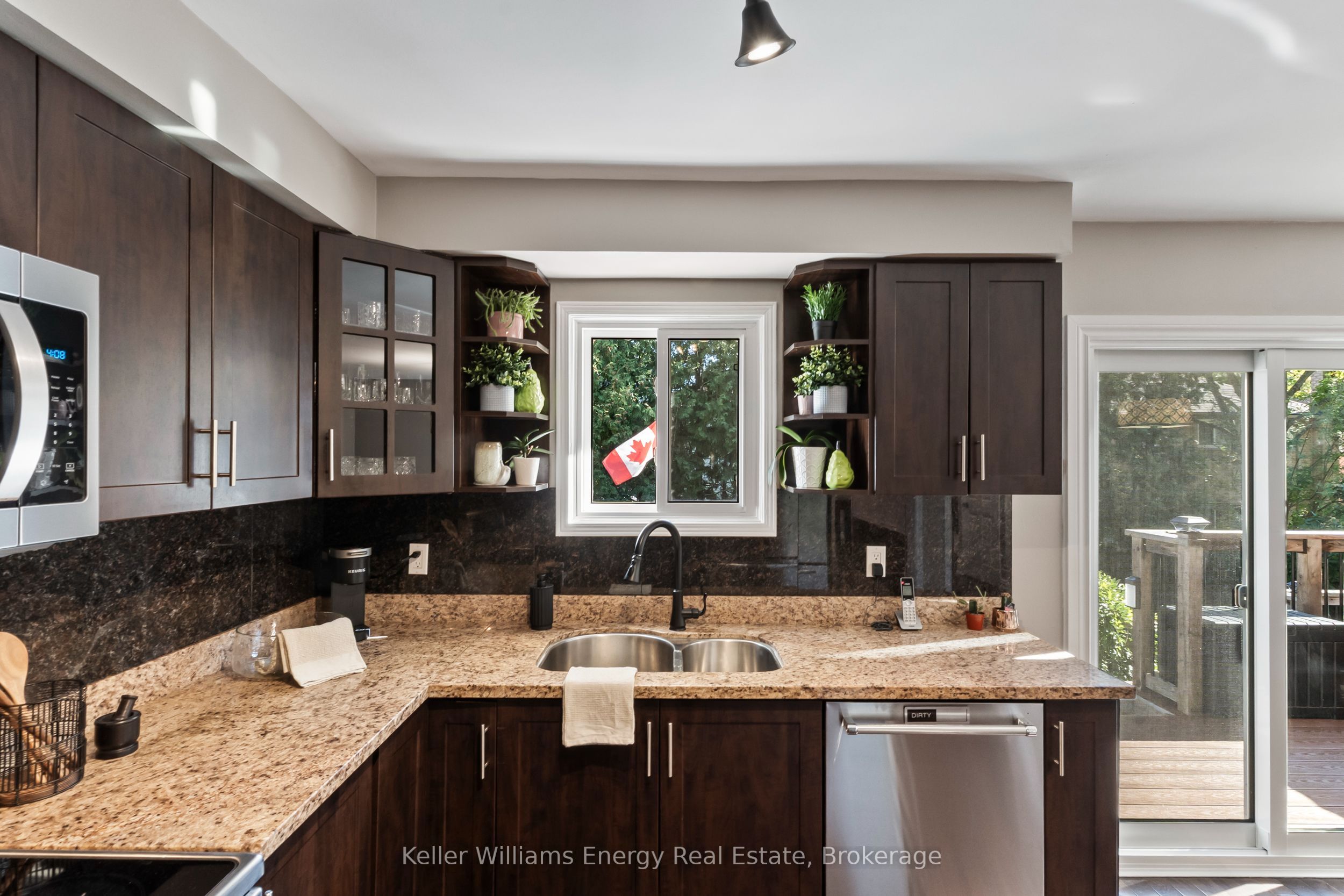 523 Palmtree Crescent Property Photo 3