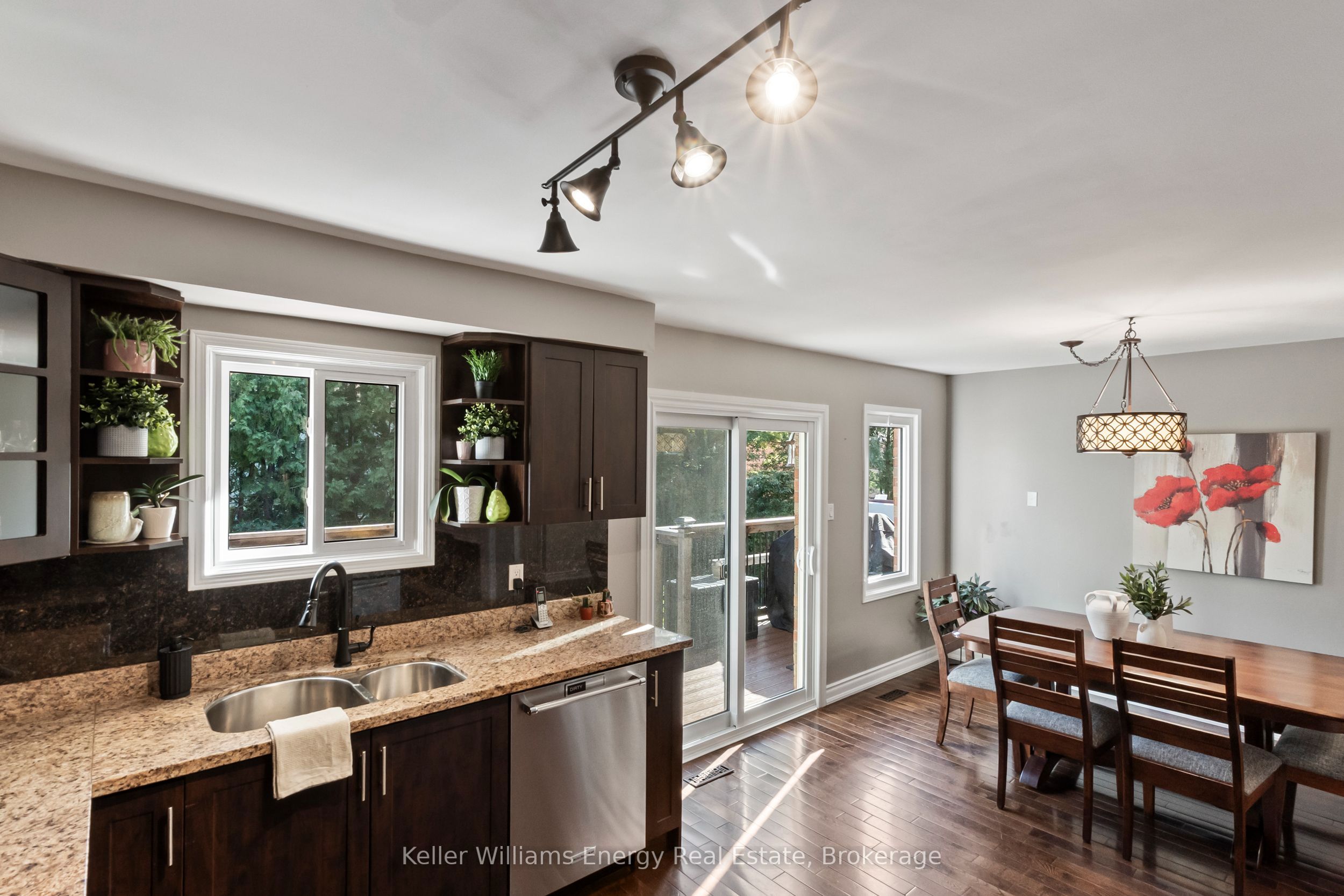 523 Palmtree Crescent Property Photo 5
