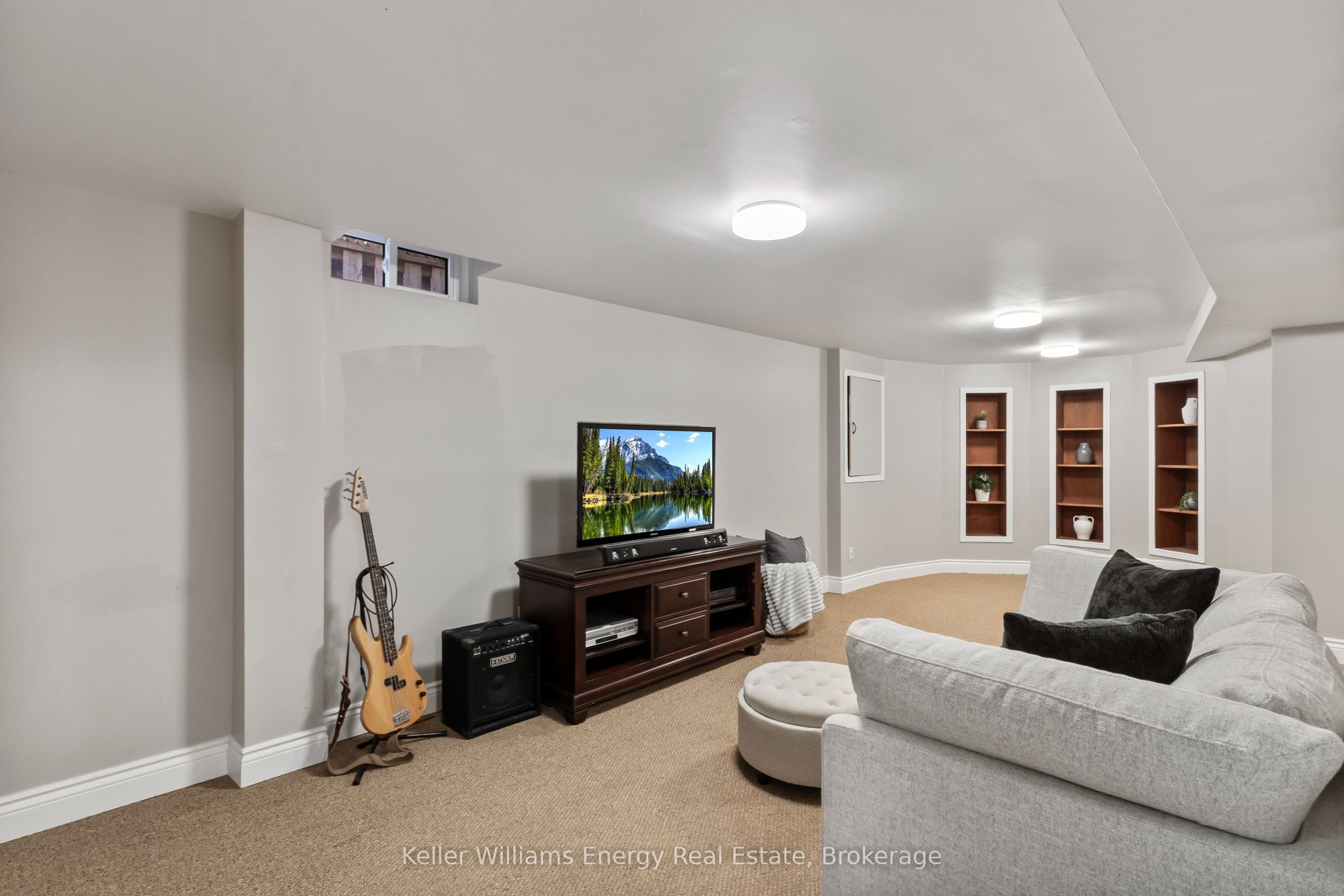 523 Palmtree Crescent Property Photo 32