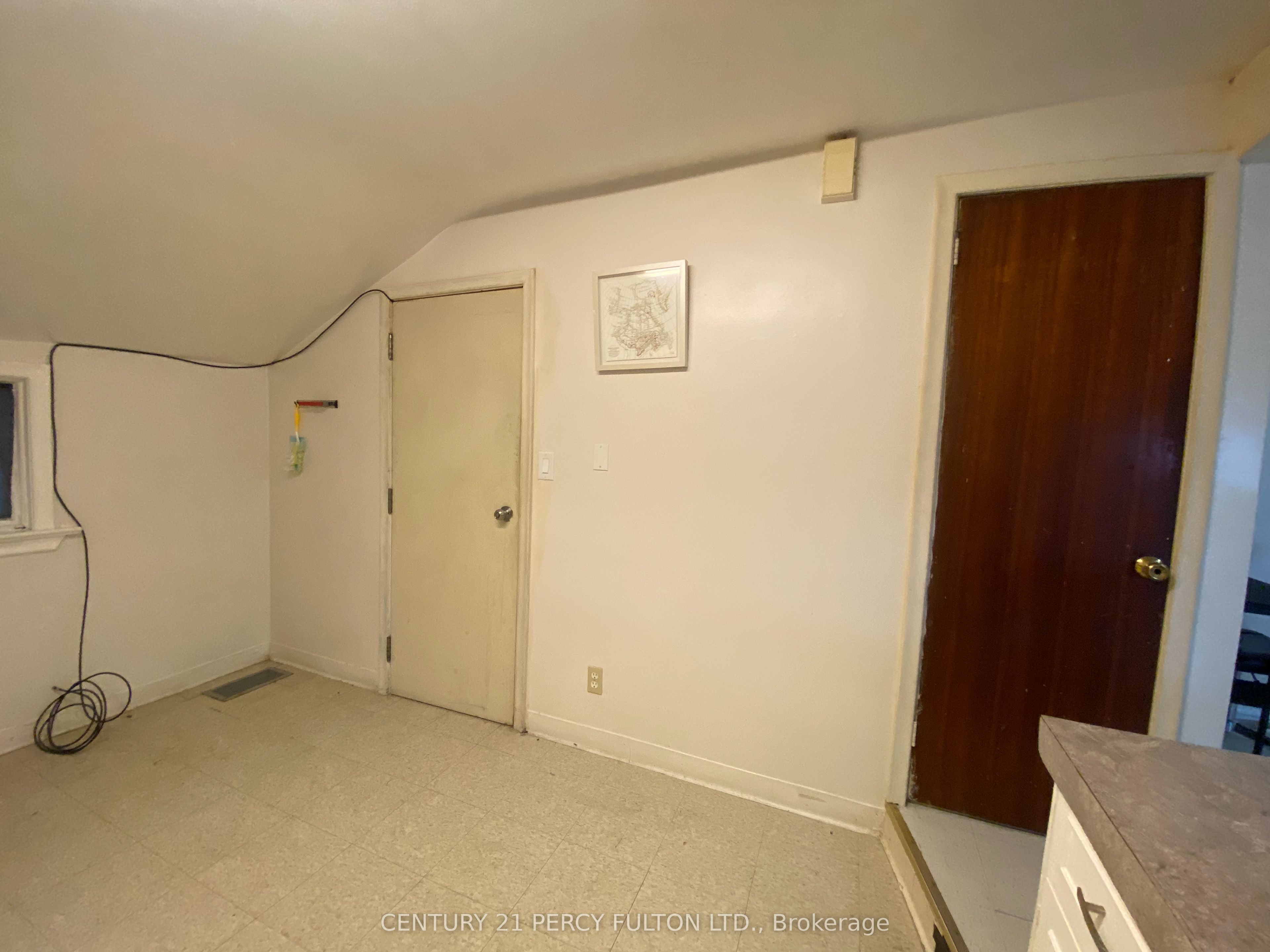 169 Mary Street N 3 Property Photo 3