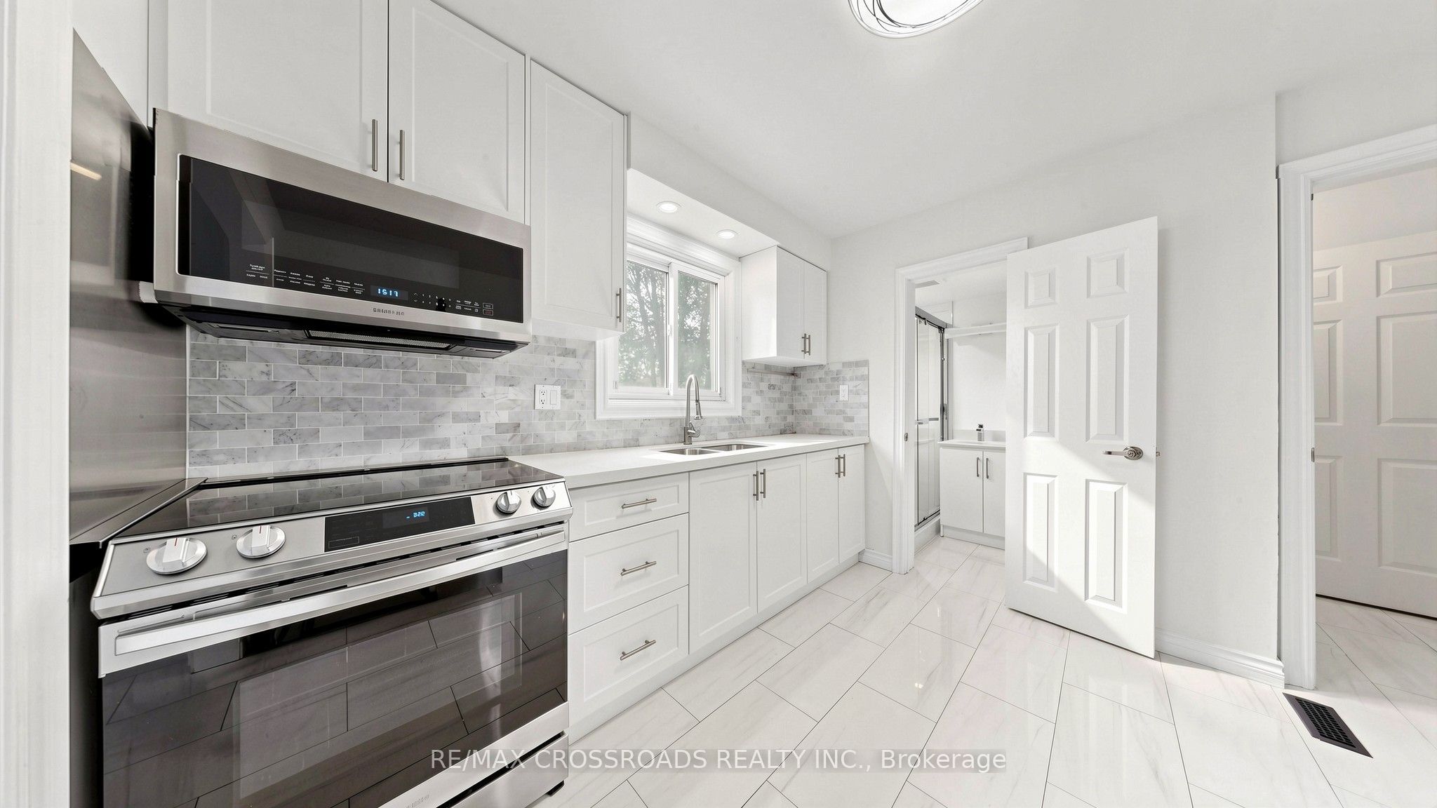 36 United Square Property Photo 12