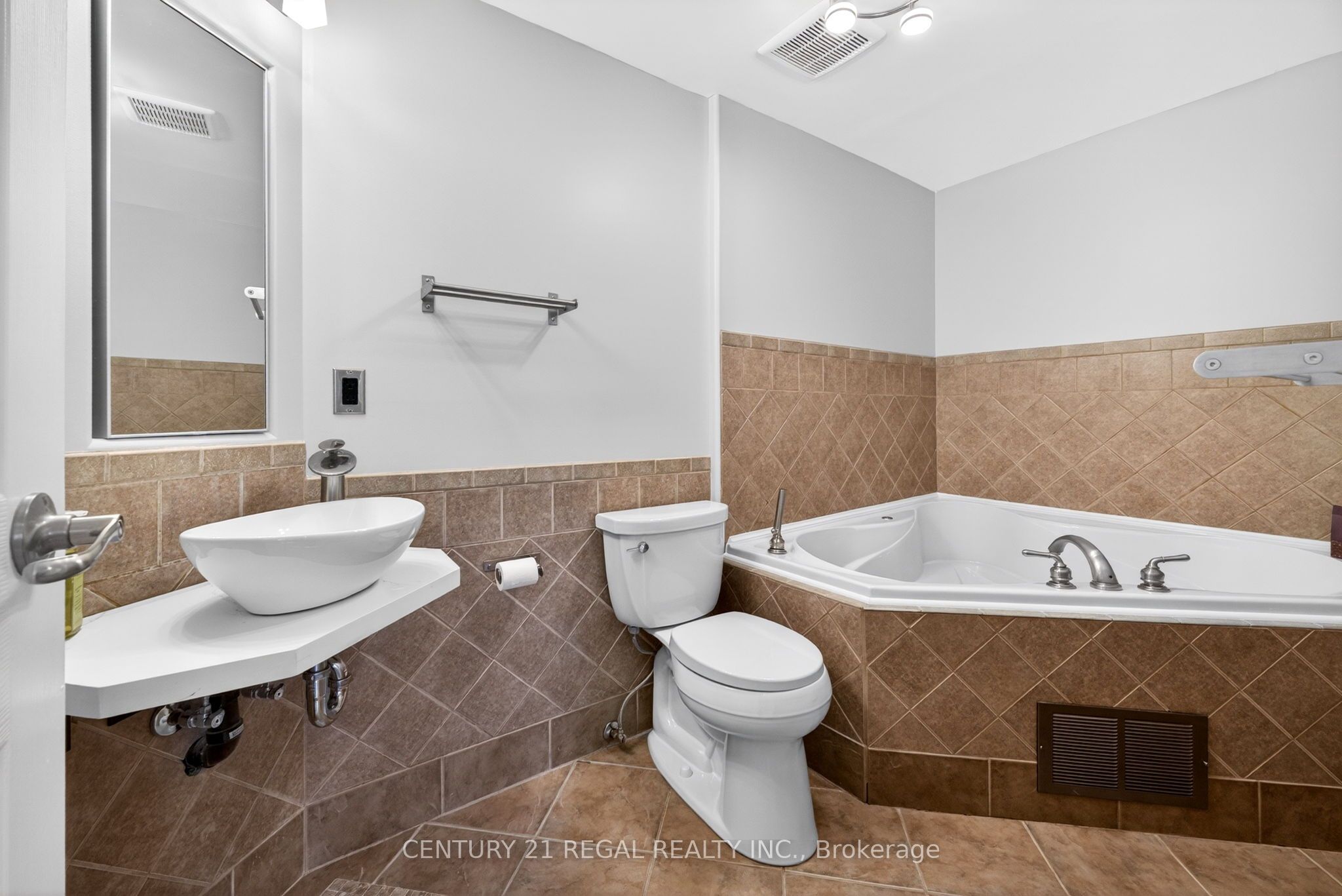 481 Camelot Drive W Property Photo 20