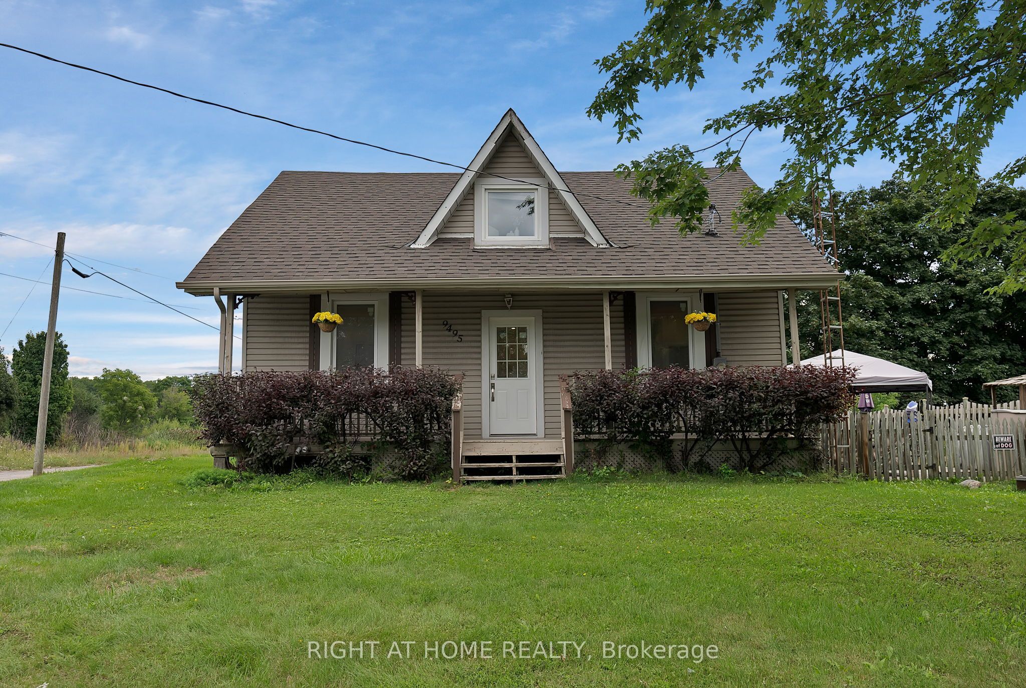 9495 Baldwin Street N Property Photo 2