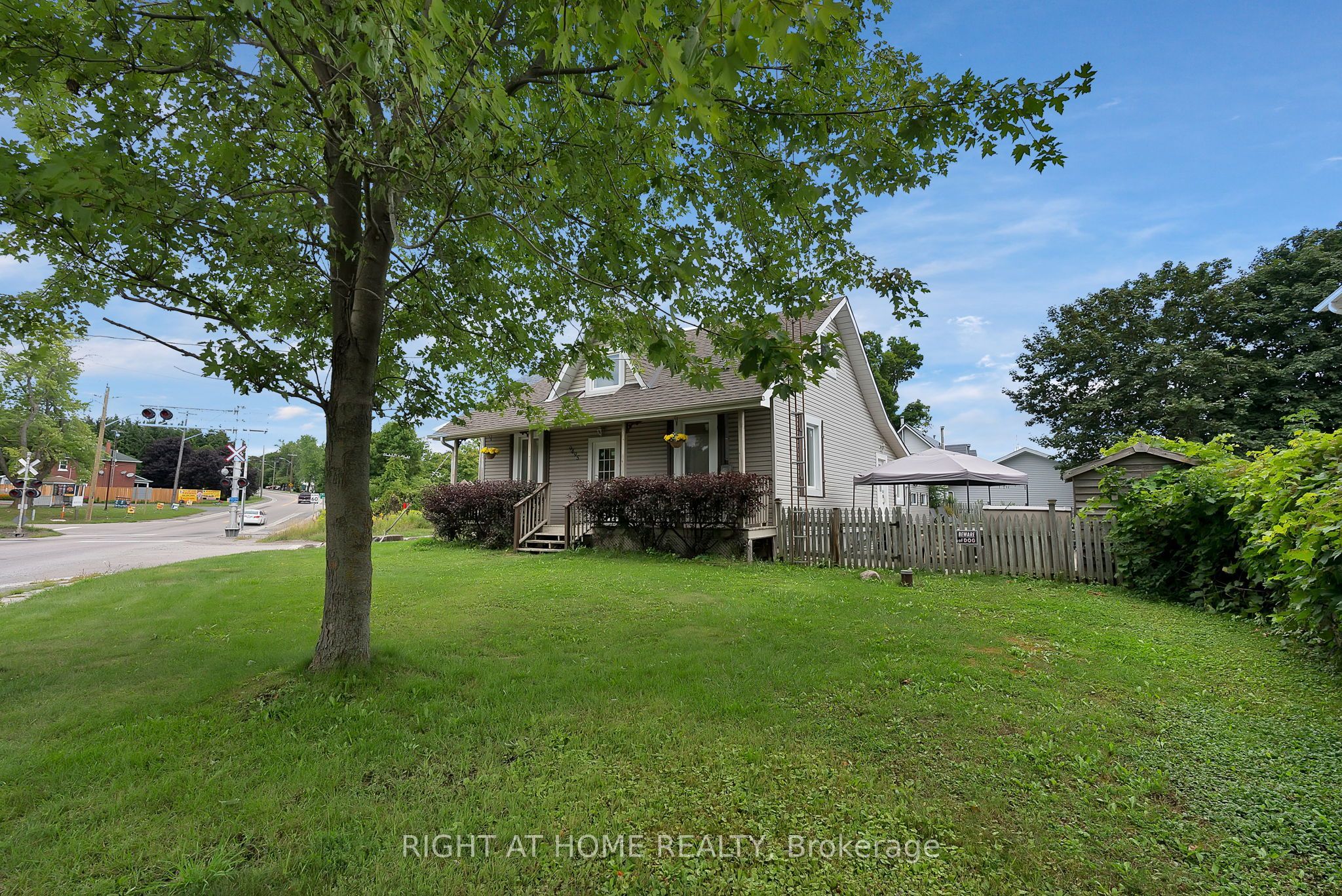 9495 Baldwin Street N Property Photo 4