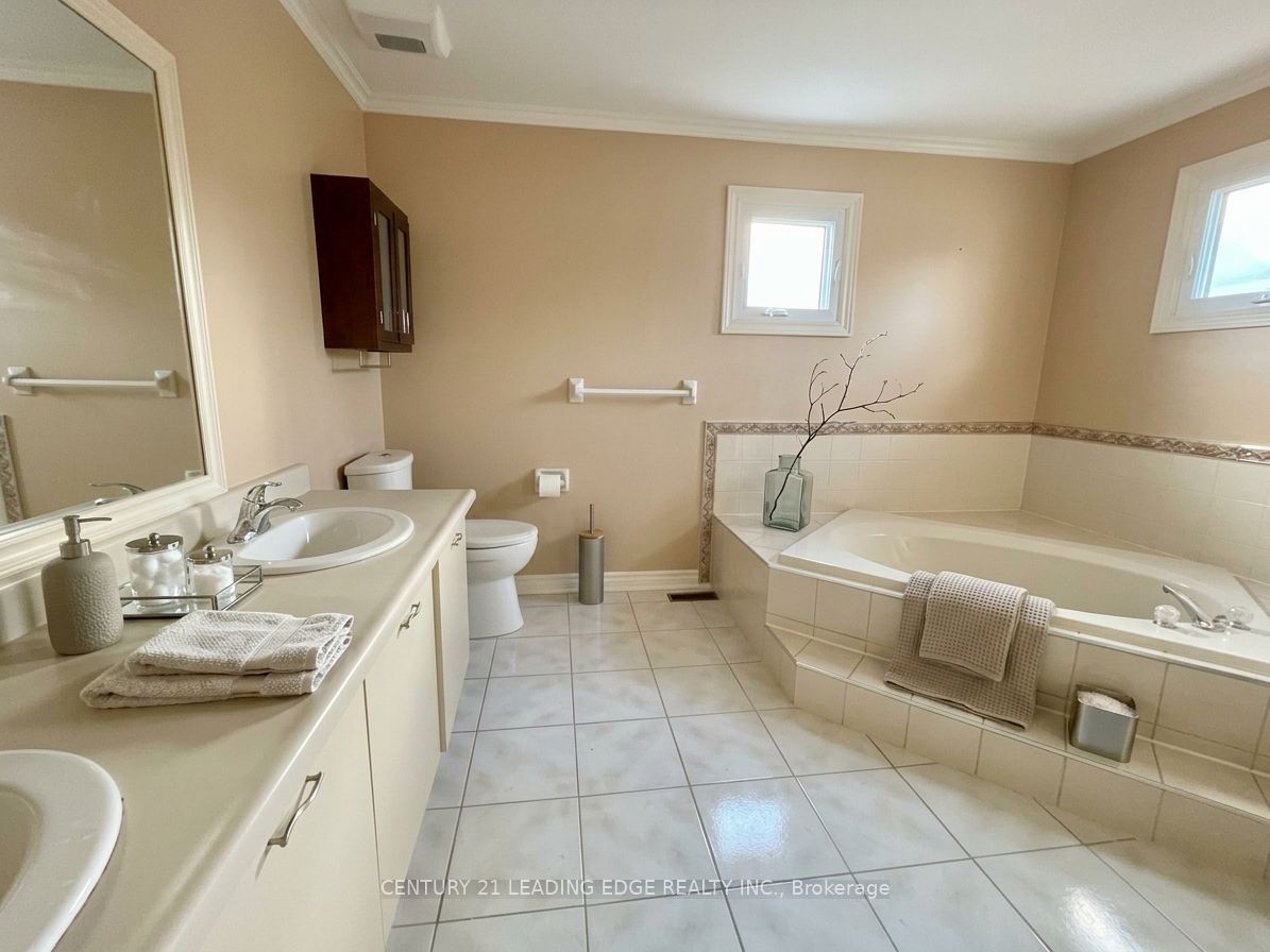 492 Palmtree Crescent Property Photo 12