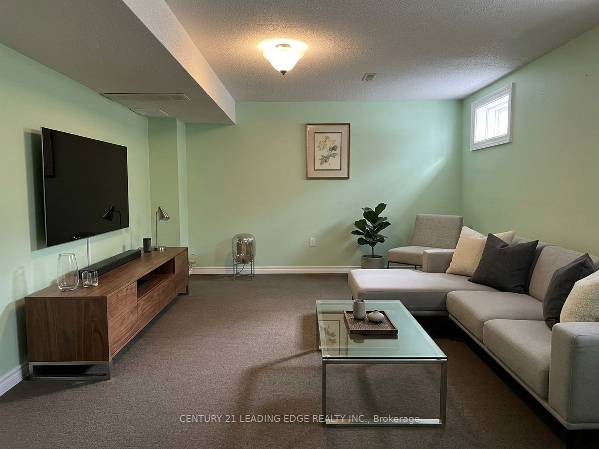 492 Palmtree Crescent Property Photo 18