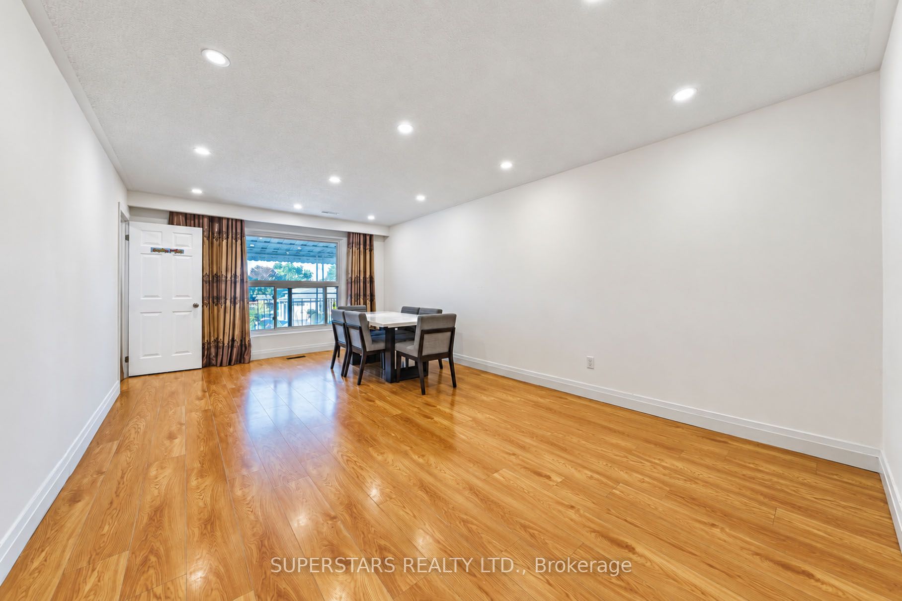 63 La Peer Boulevard Property Photo 9