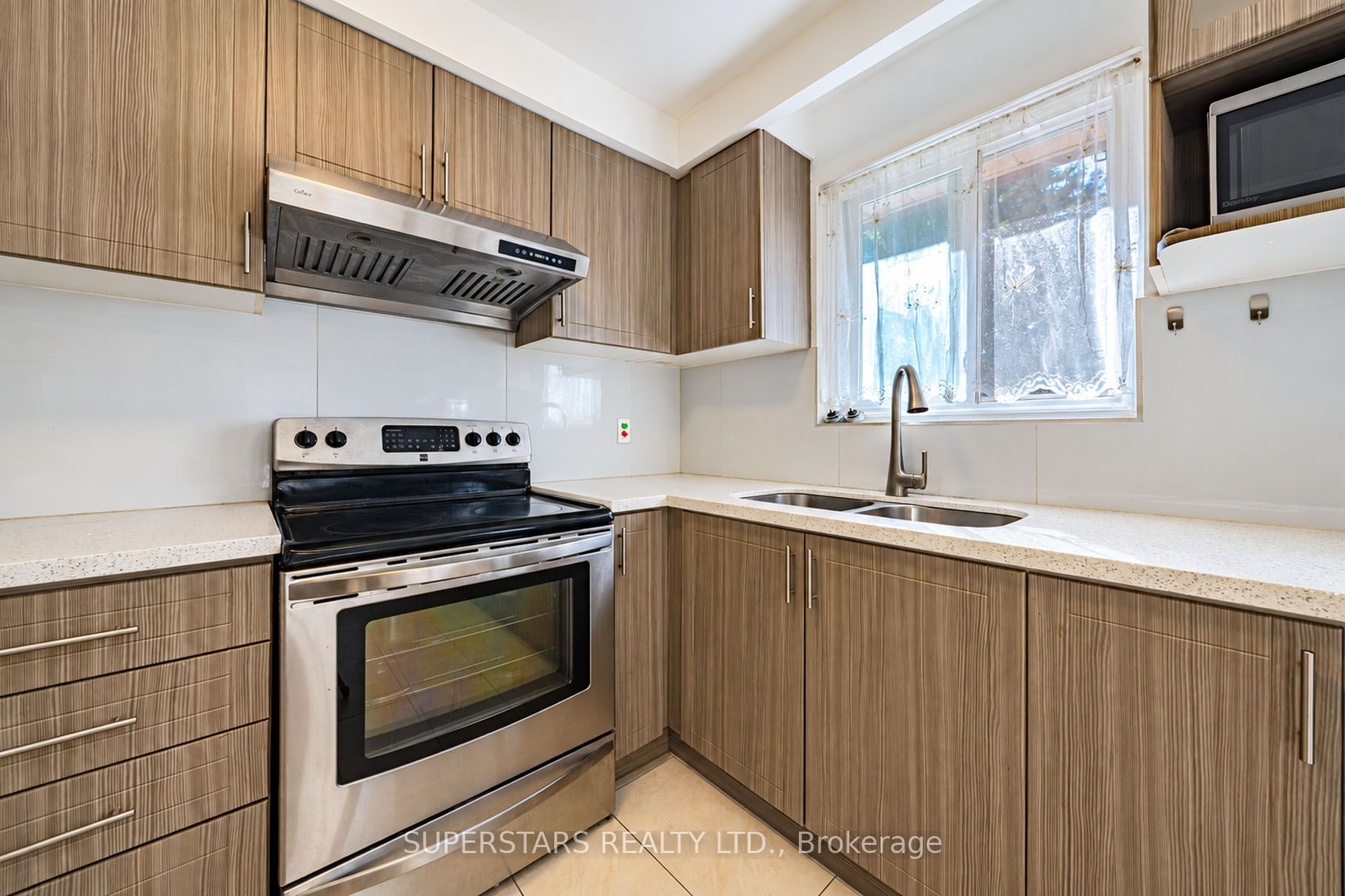 63 La Peer Boulevard Property Photo 12