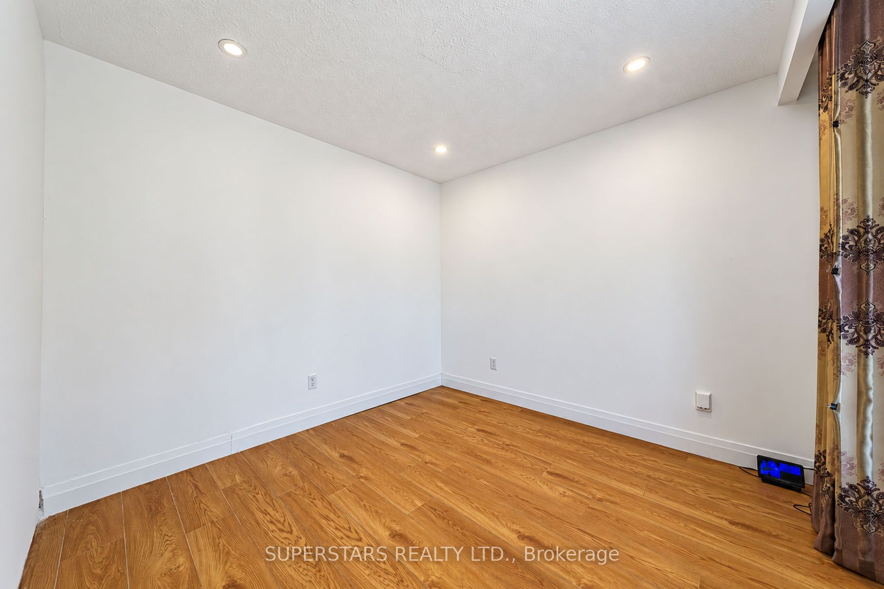 63 La Peer Boulevard Property Photo 15