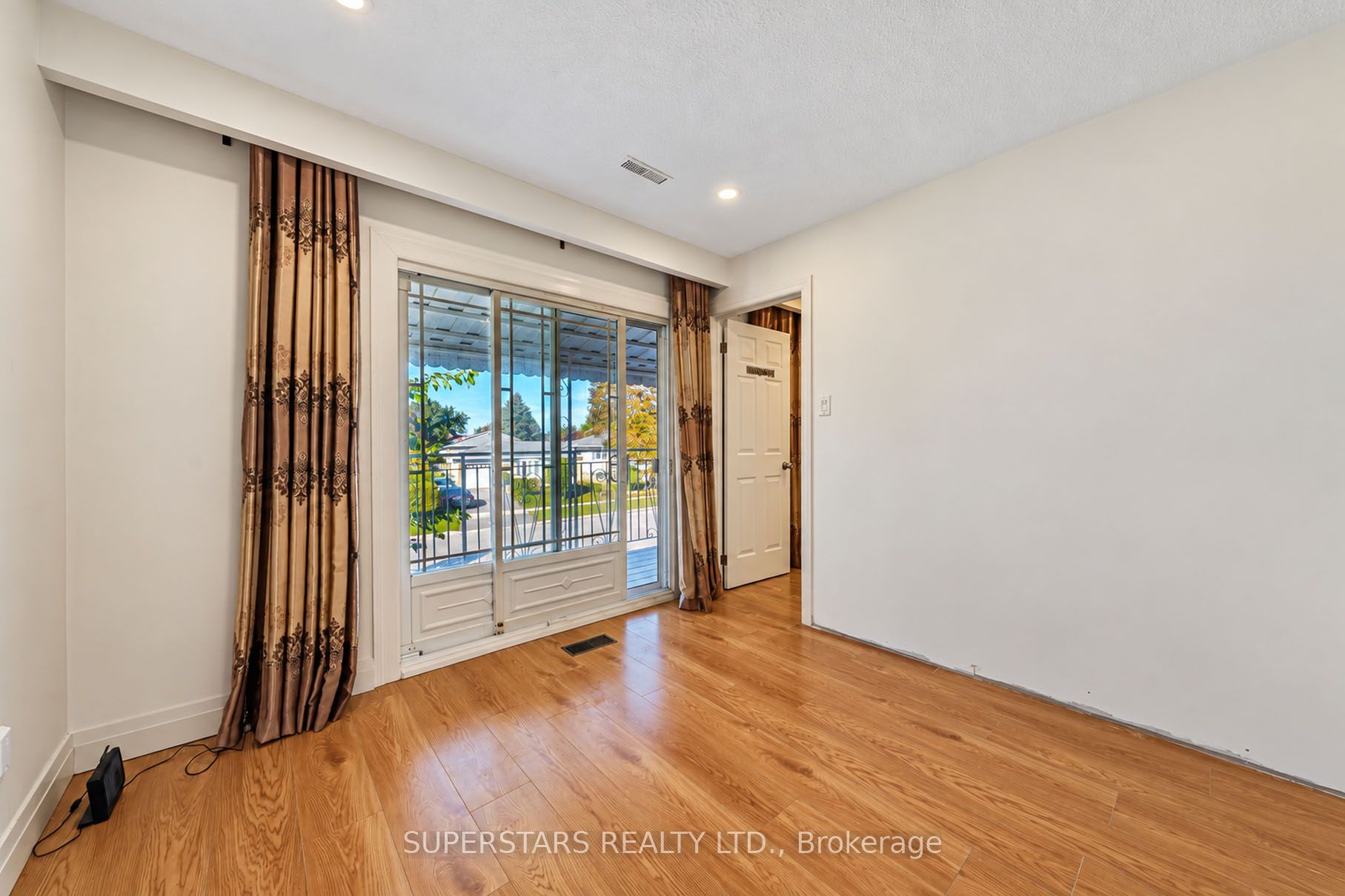 63 La Peer Boulevard Property Photo 16