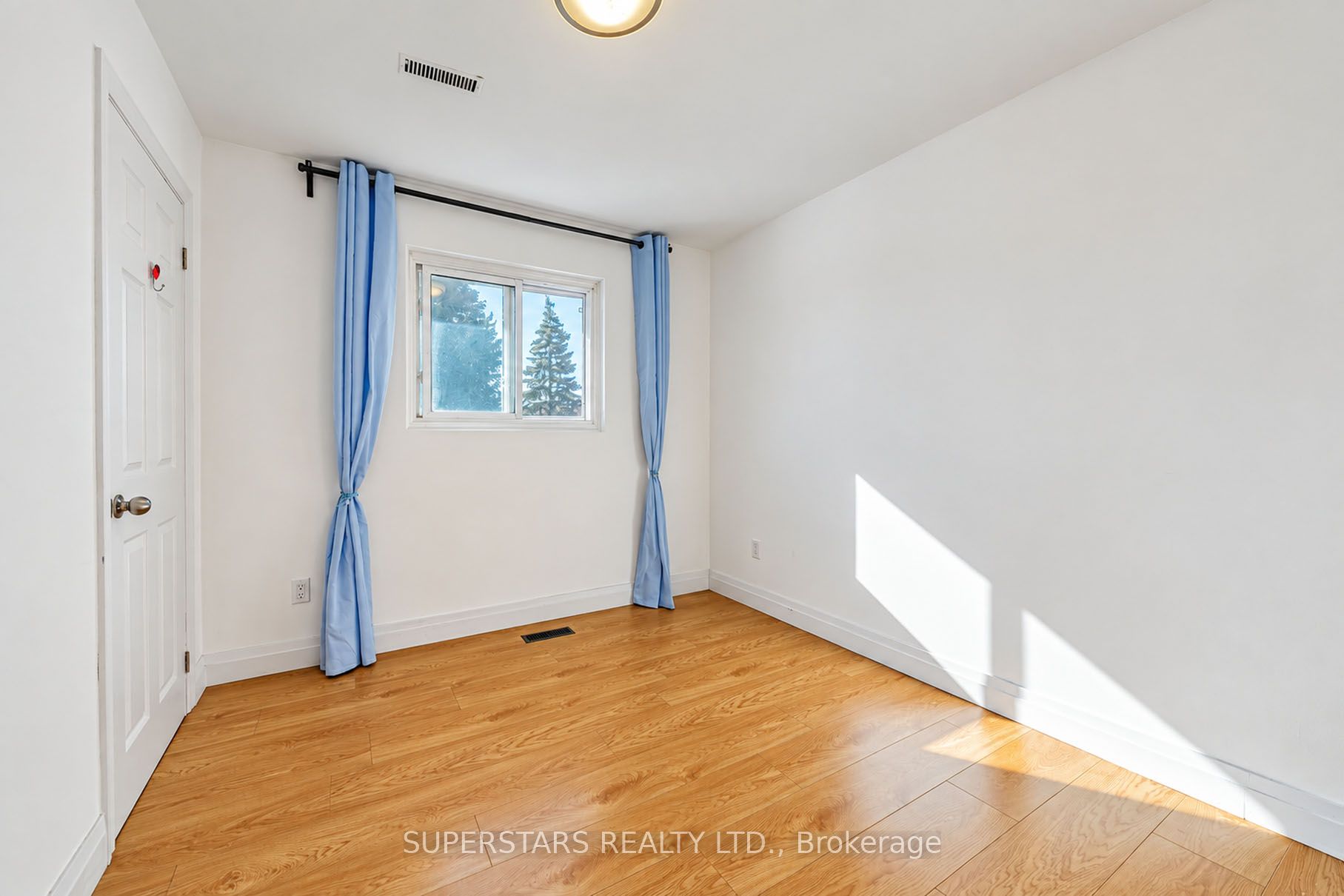 63 La Peer Boulevard Property Photo 24