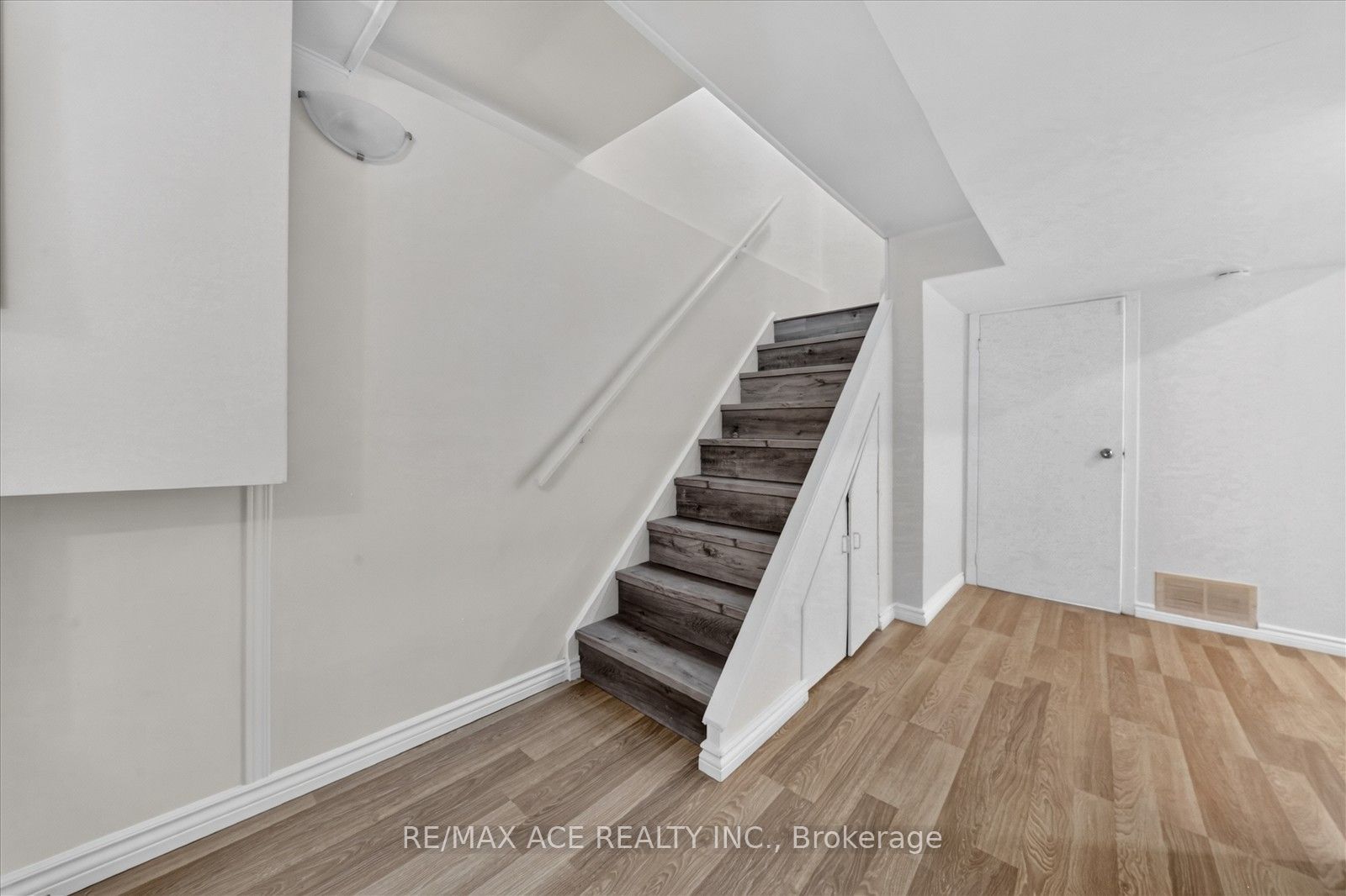 101 Greenfield Crescent Property Photo 27
