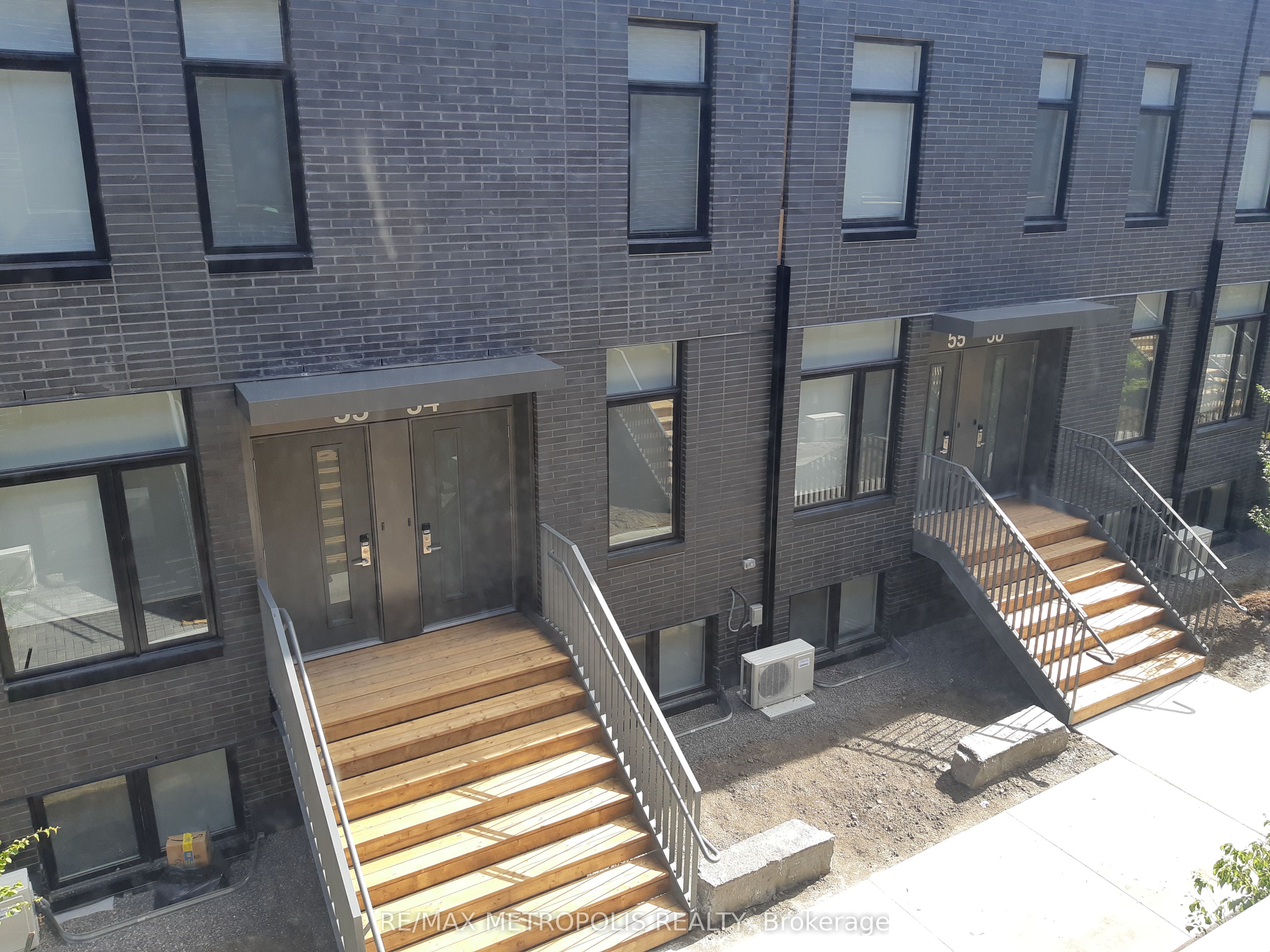 1760 N Simcoe Street 70 Property Photo 1